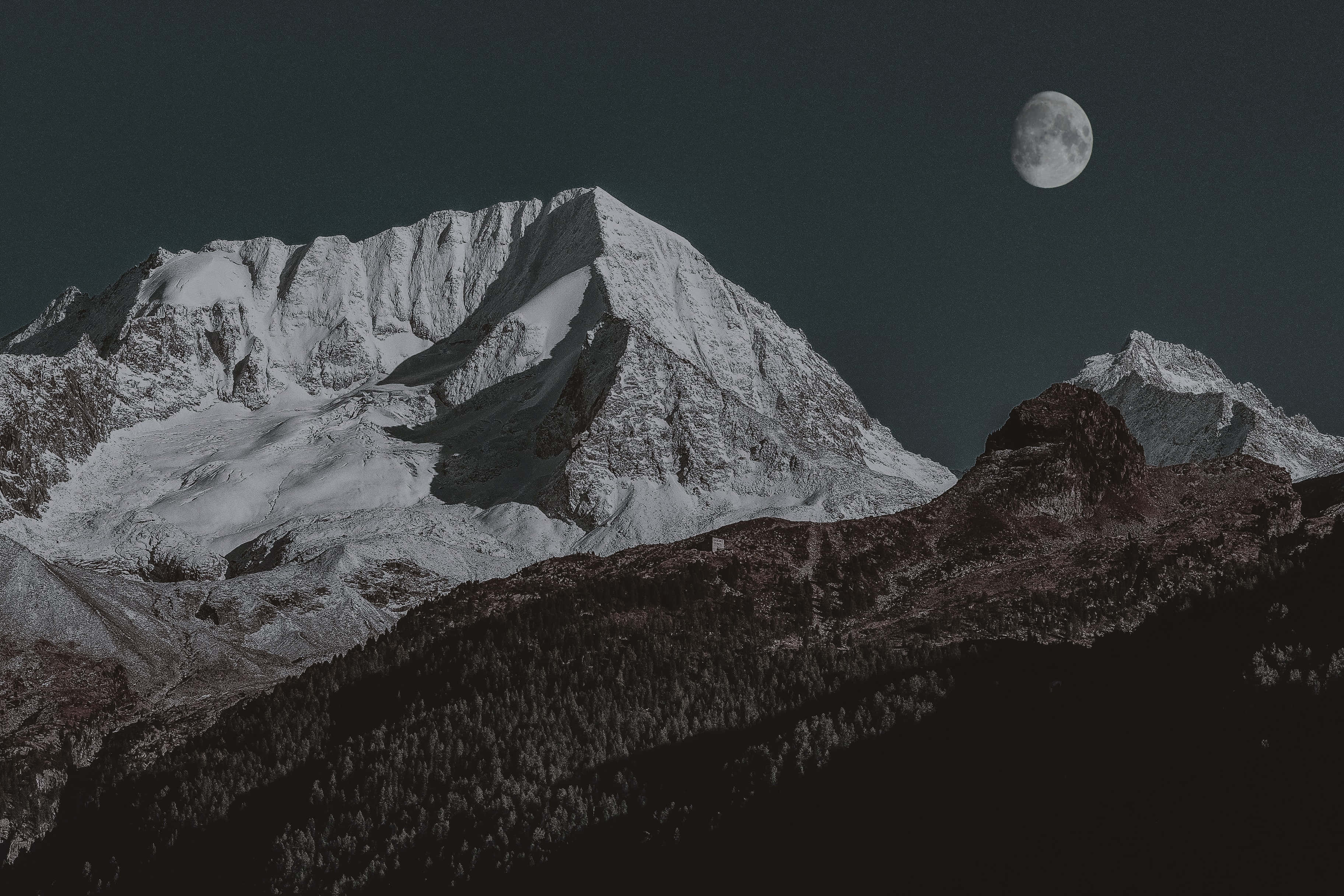Larawan ng Puting Bundok na may Buwan Wallpaper