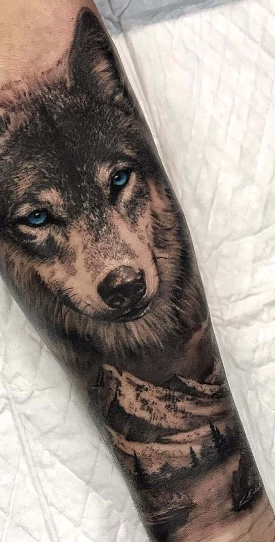 Larawan ng Tattoo na Lobo sa Bundok sa Braso Wallpaper