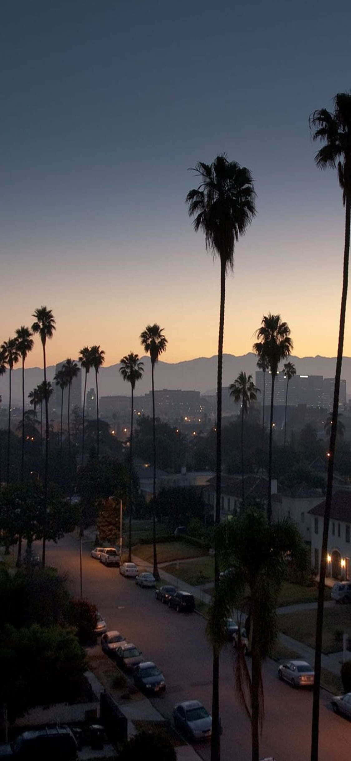 Larawan Sipsipin ang Paglubog ng Araw sa California Habang Kumukuha ng Larawan Gamit ang Iyong iPhone X Wallpaper