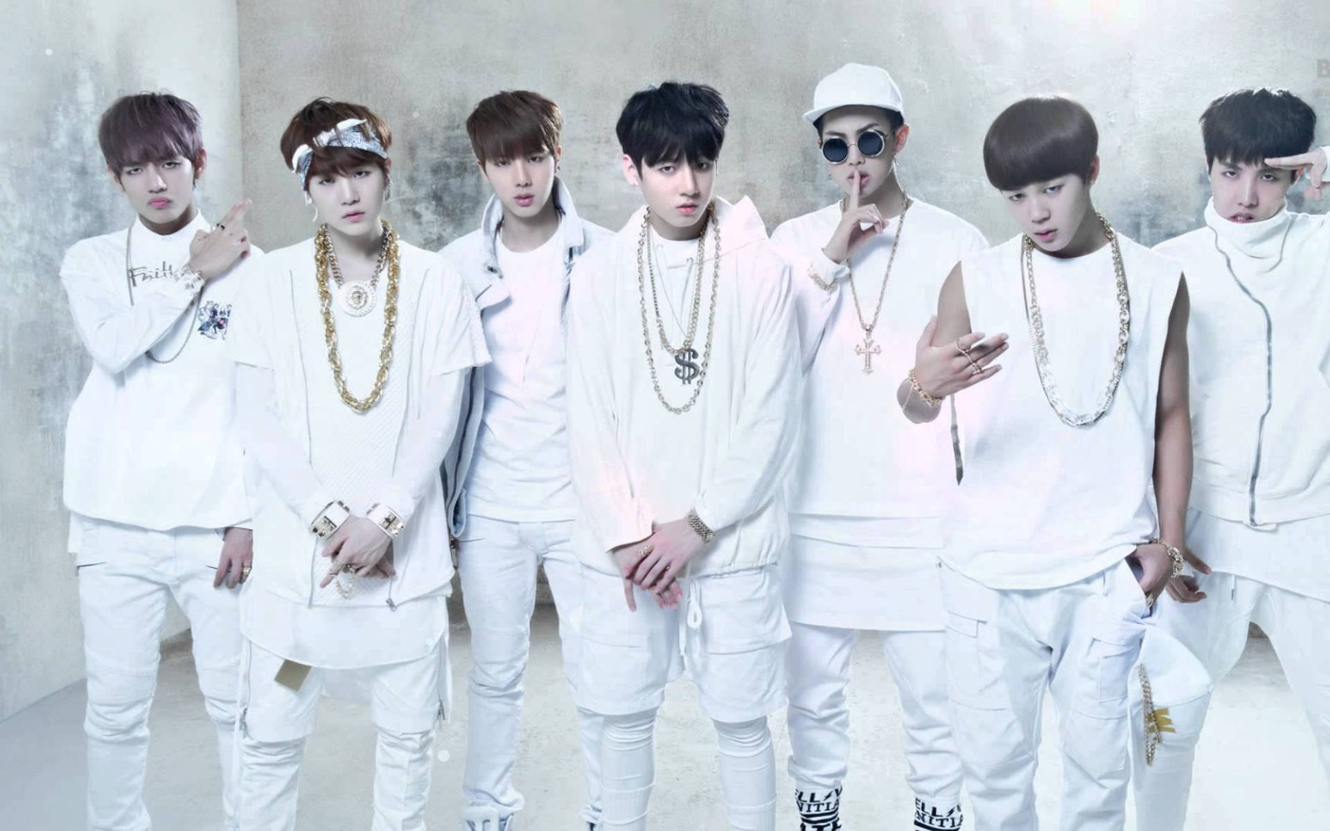Larawang Grupo ng BTS na Puro Puti Wallpaper