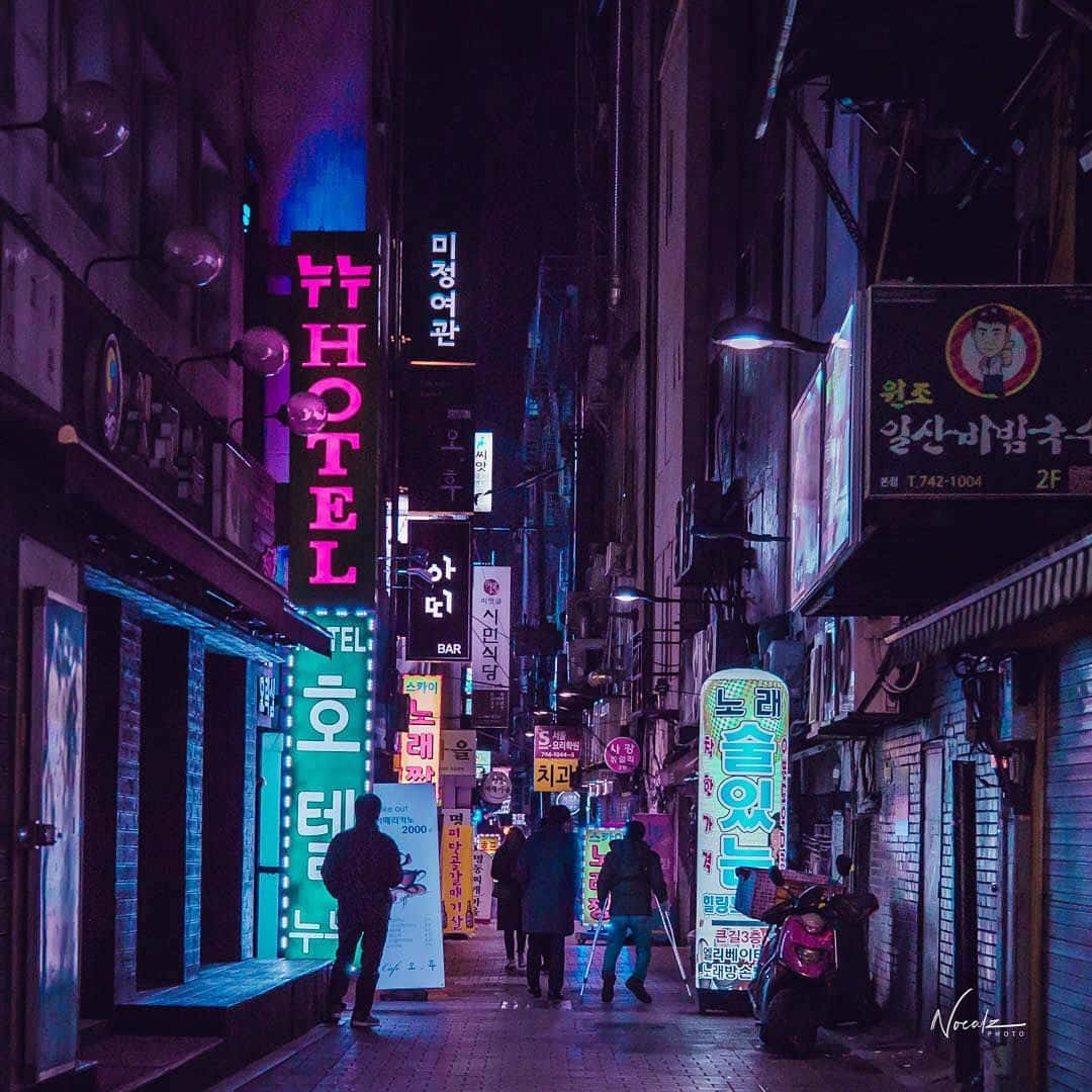 Larawang Madilim na Aesthetic na Kalye na may Neon Wallpaper