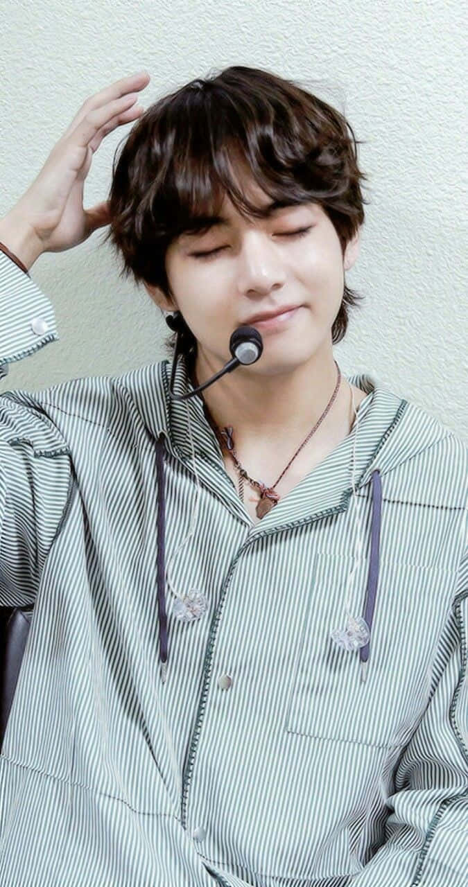 Larawang si Taehyung na Nakapikit Wallpaper