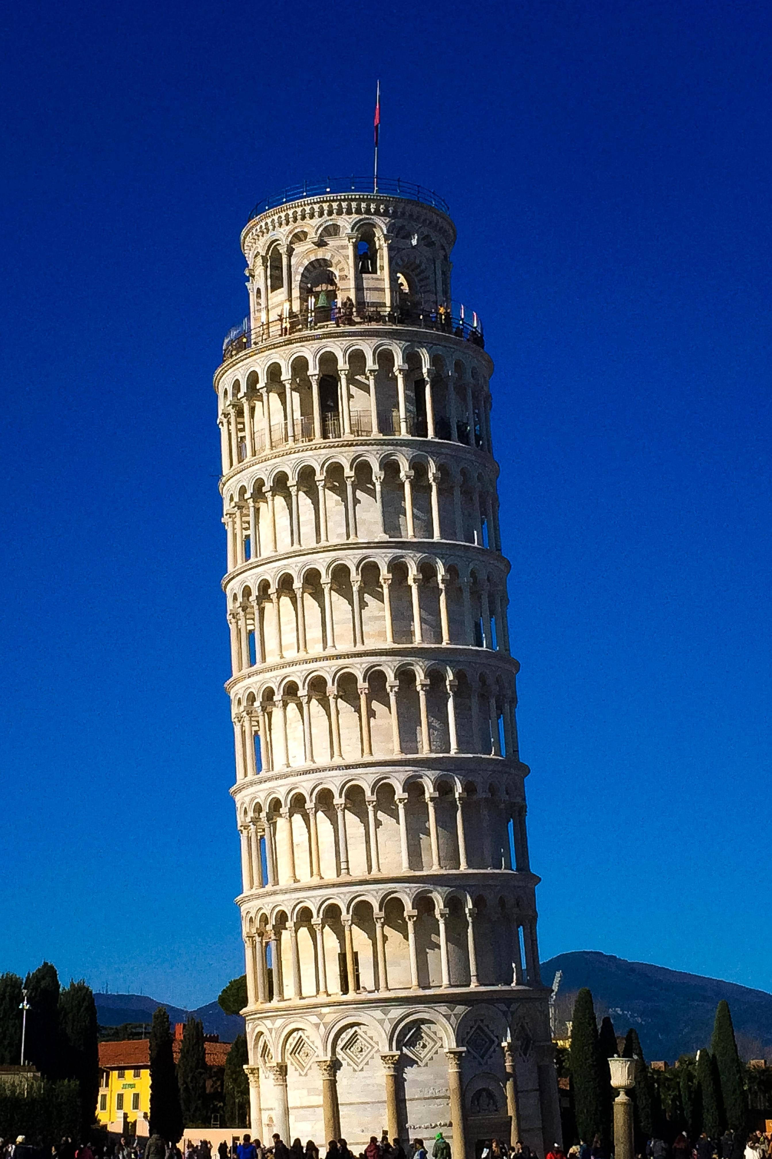 Leaning Tower Of Pisa Laban sa Dark Blue Sky Wallpaper