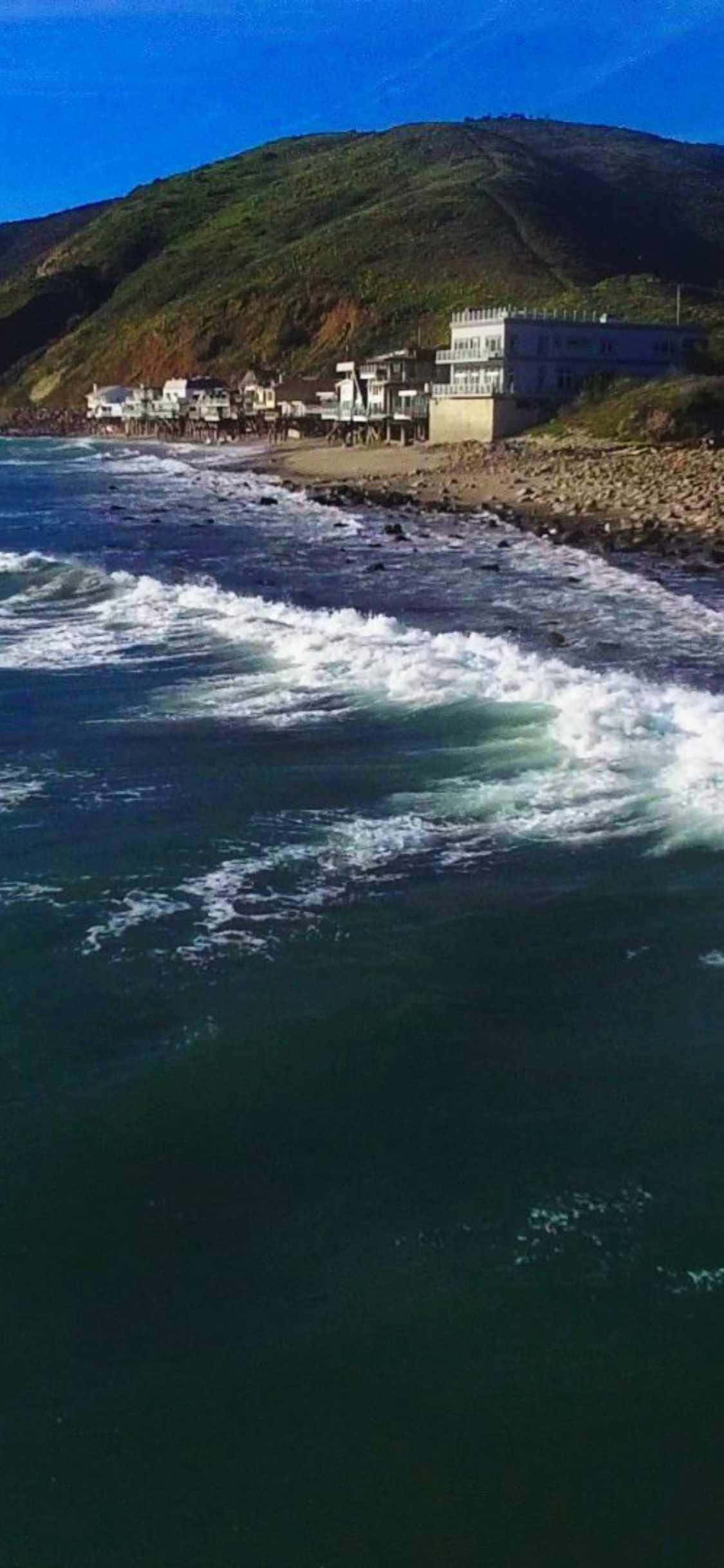 Let's get away: Magrelax sa mga tanawin ng Malibu, California sa iyong iPhone Xs Wallpaper