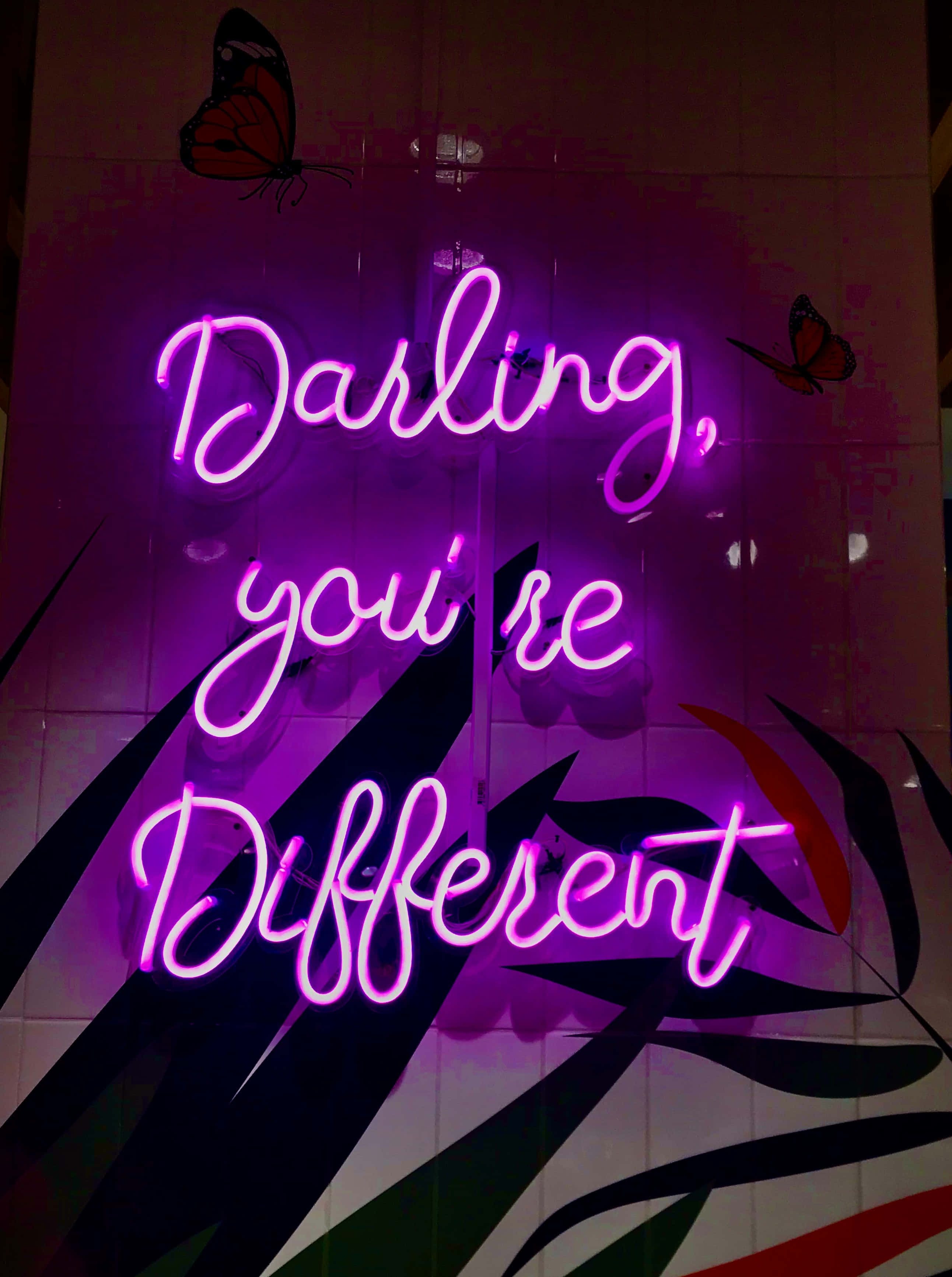 Hayaan ang iyong mga pangarap na mabuhay sa Lila Neon Wallpaper