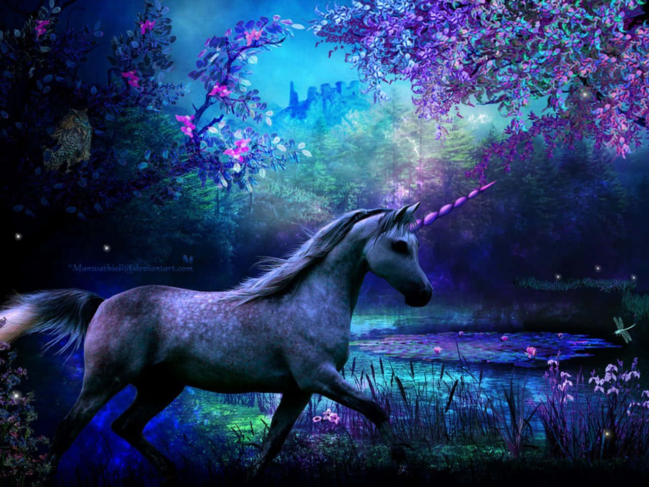Lila na Unicorn na Tumatakbo sa Kagubatan Wallpaper