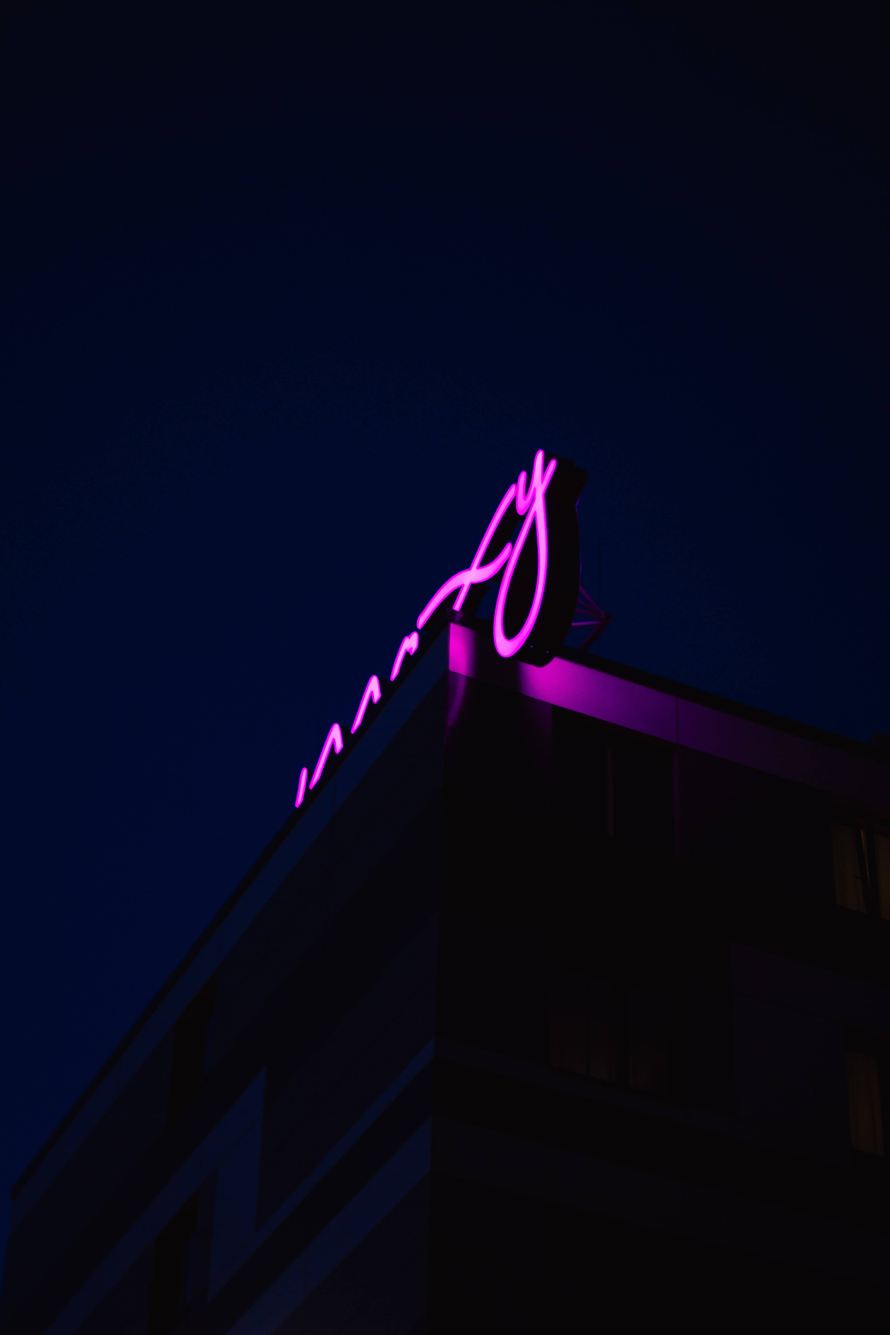 Lilang Neon na Karatula sa Bubong Wallpaper