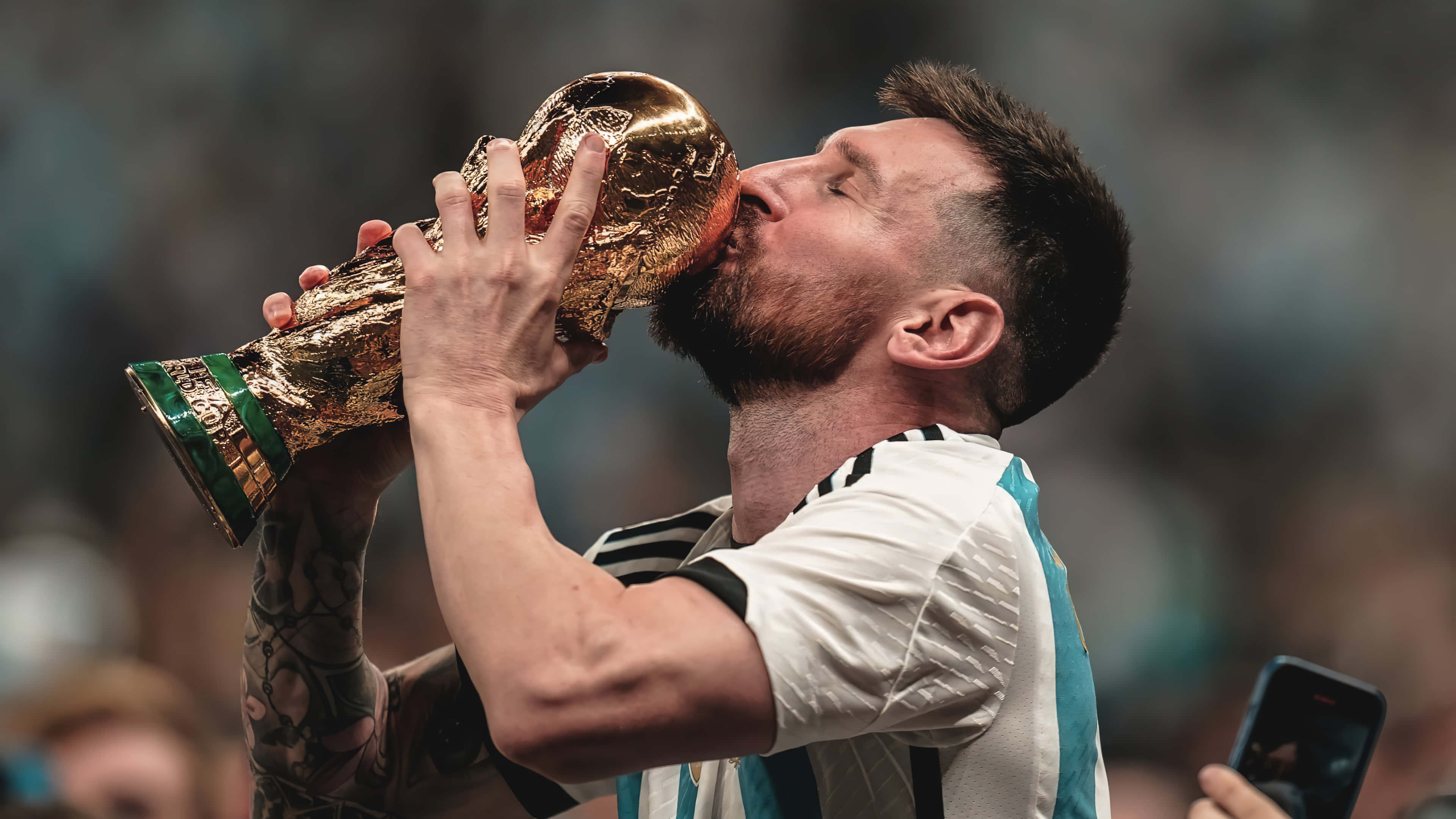 Lionel Messi naglalaro ng soccer Wallpaper