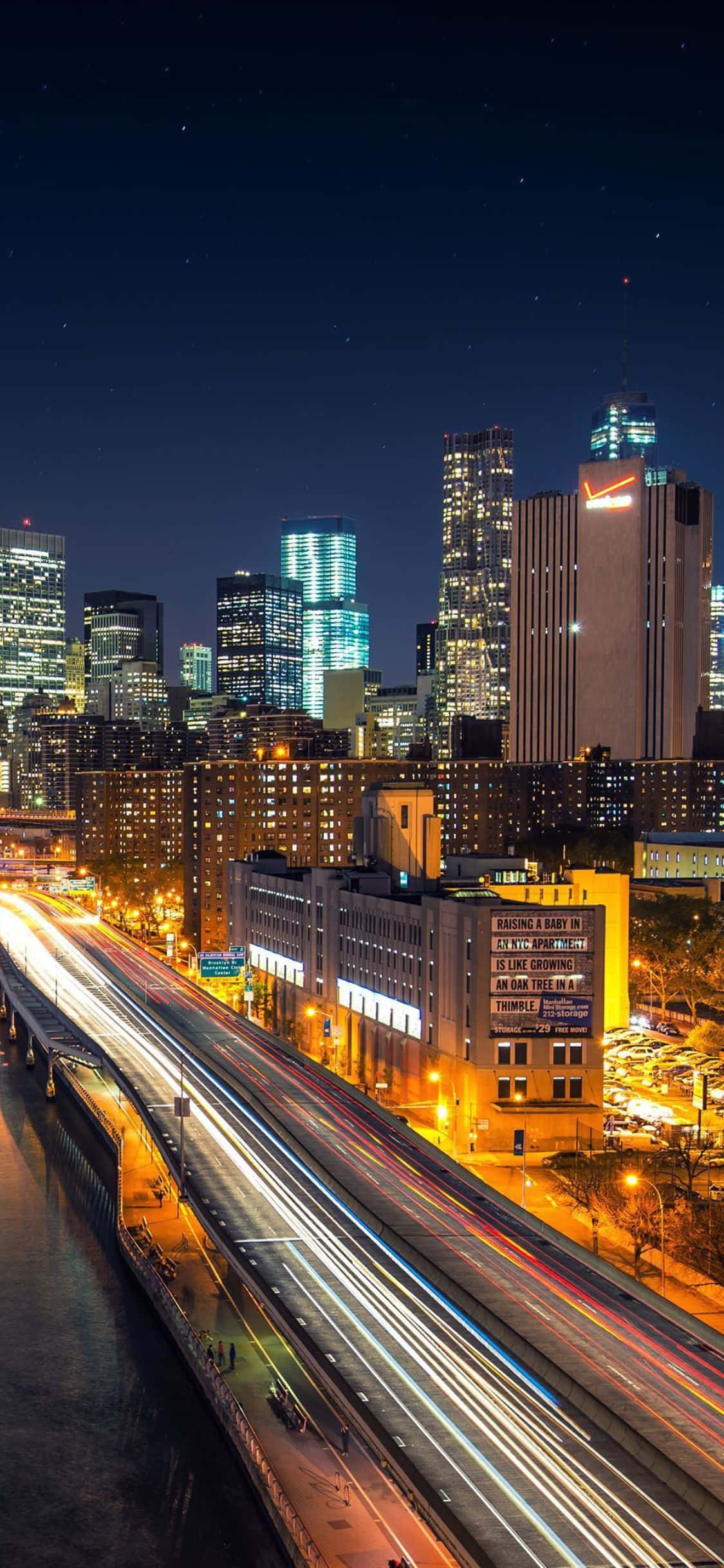 Liwanagan ang Iyong iPhone Xs Gamit ang mga Neon na Liwanag ng New York City Wallpaper