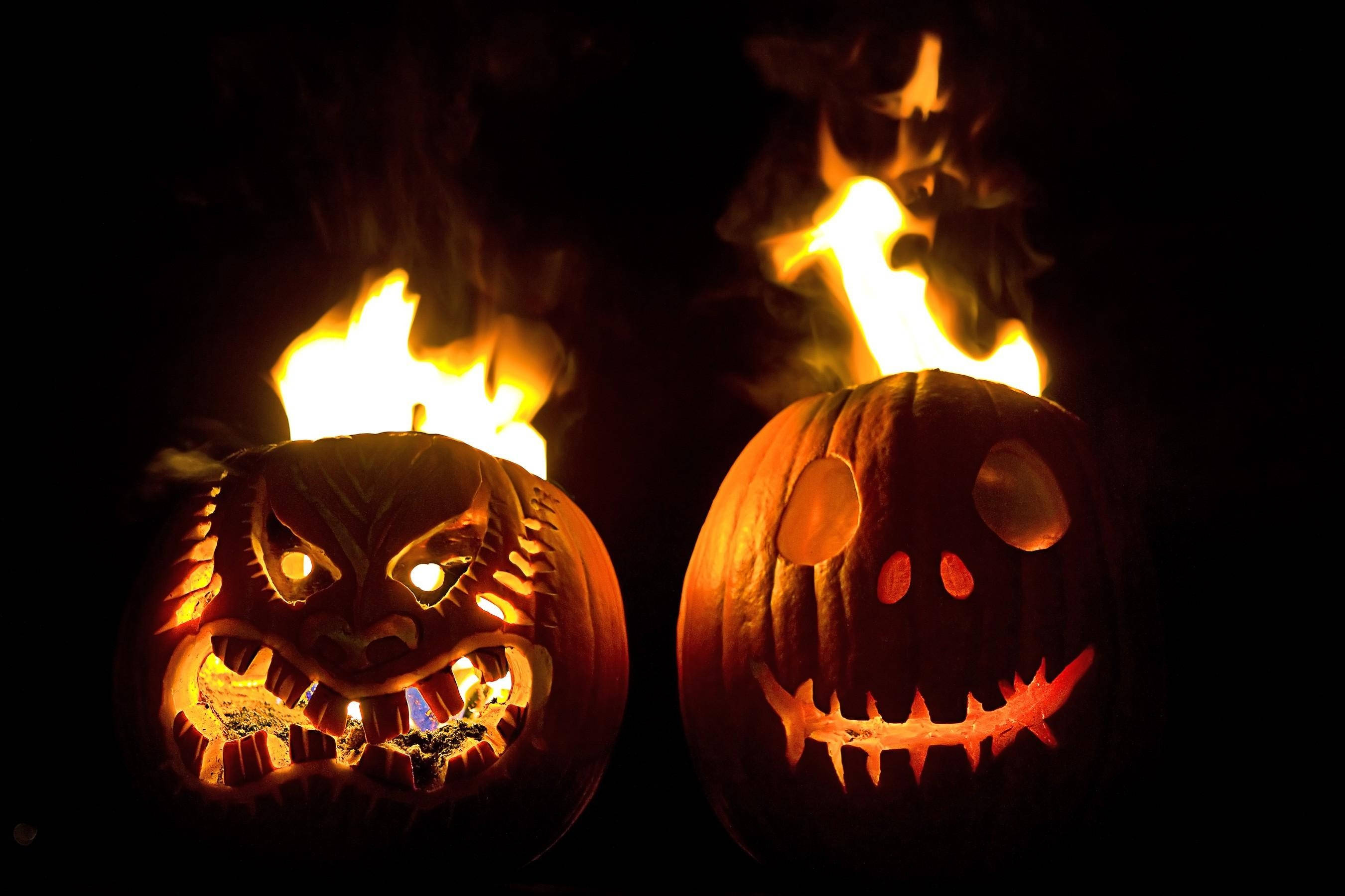 Liwanagin ang Gabi gamit ang Nag-aapoy na mga Kalabasa ng Halloween! Wallpaper