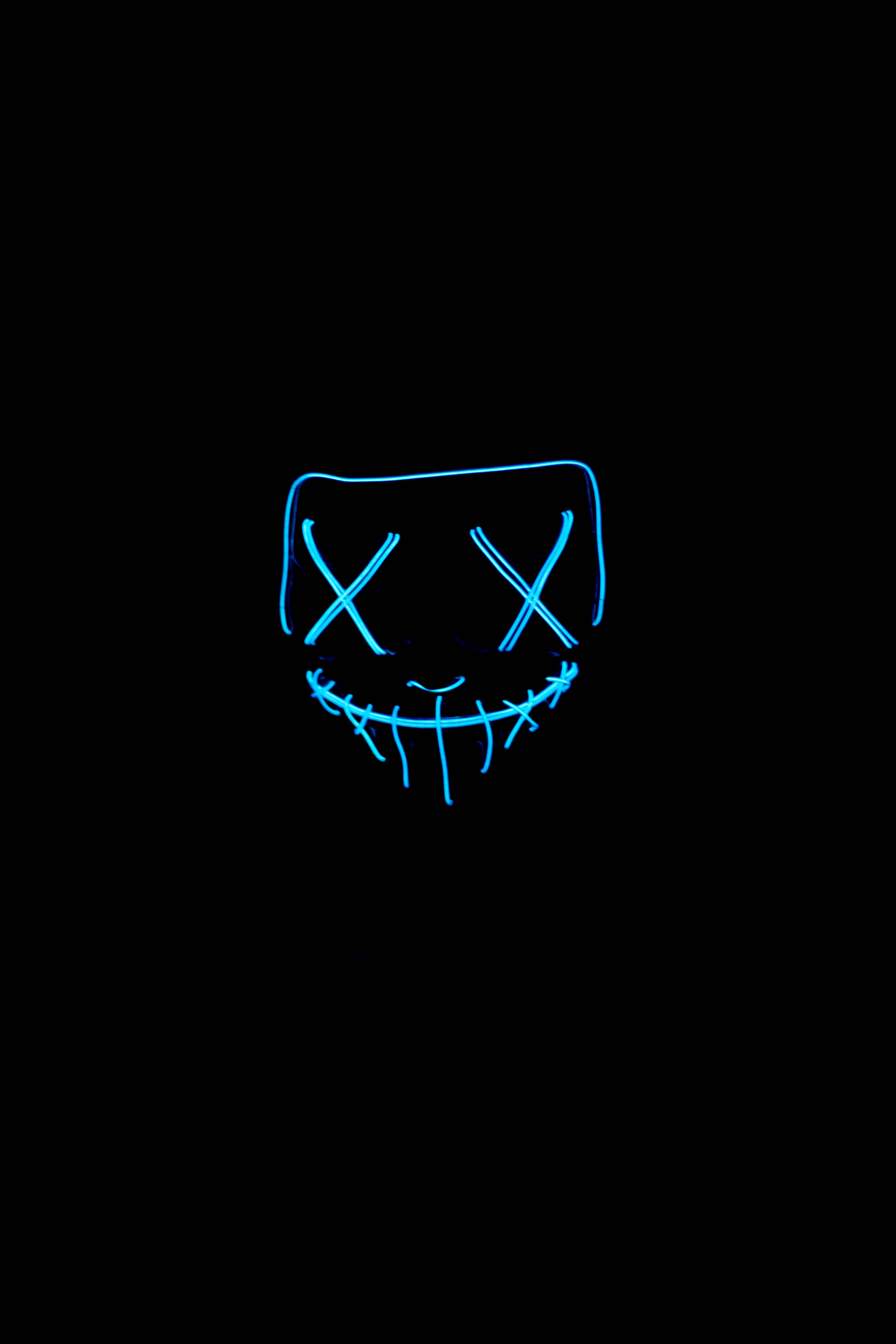 Liwanan ang gabi gamit ang isang makabagong, asul na LED Halloween Mask mula sa Dim. Wallpaper