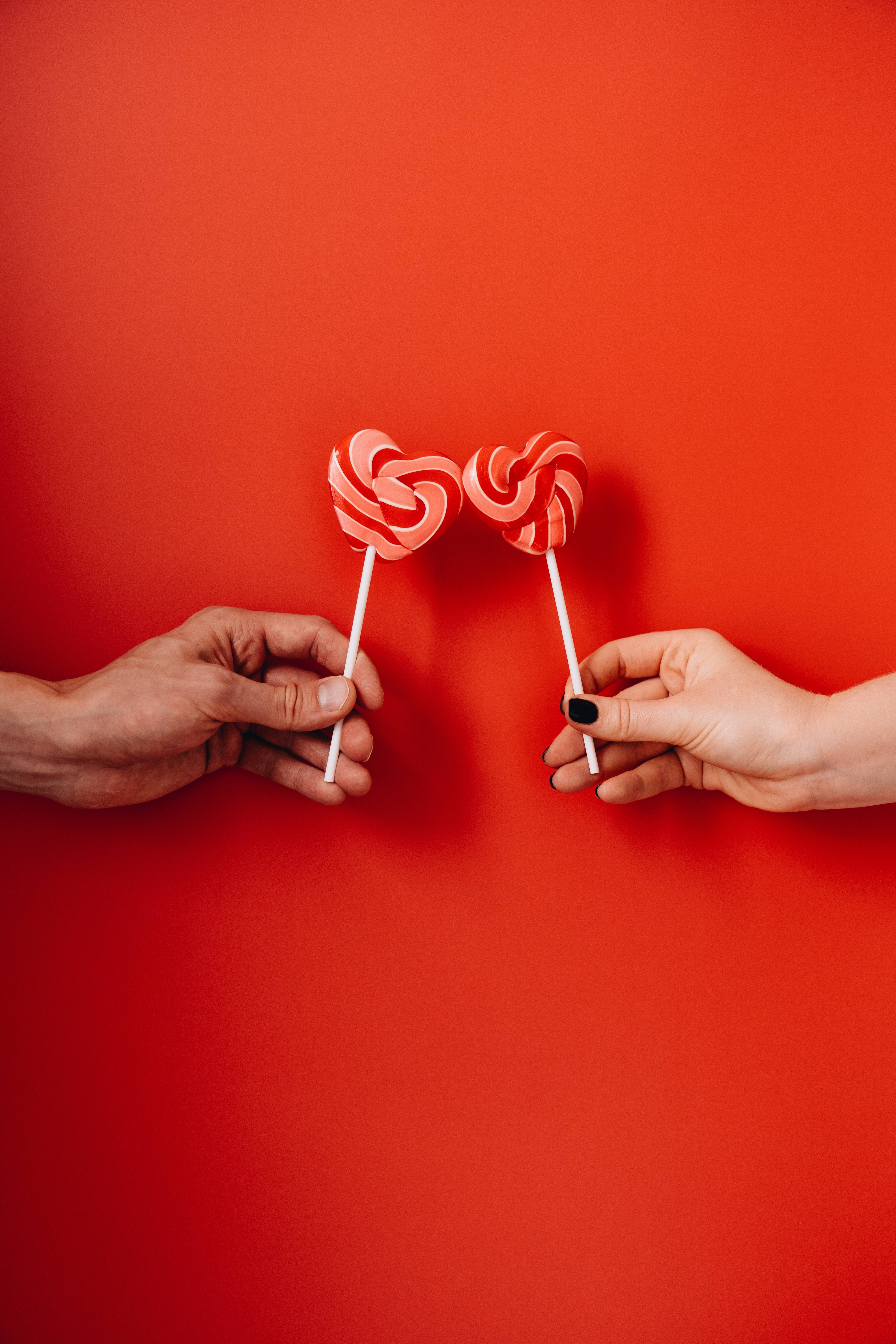 Magkasintahan na May Hugis-Pusong Lollipop Wallpaper