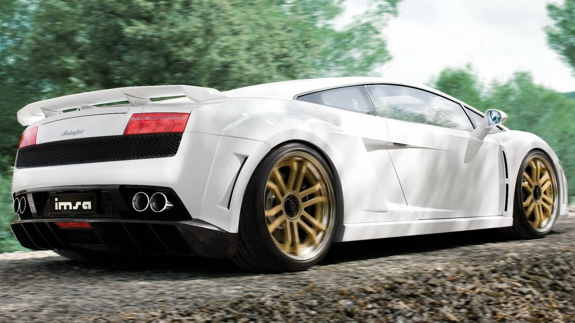 Luho at bilis ng isang puting Lamborghini Wallpaper