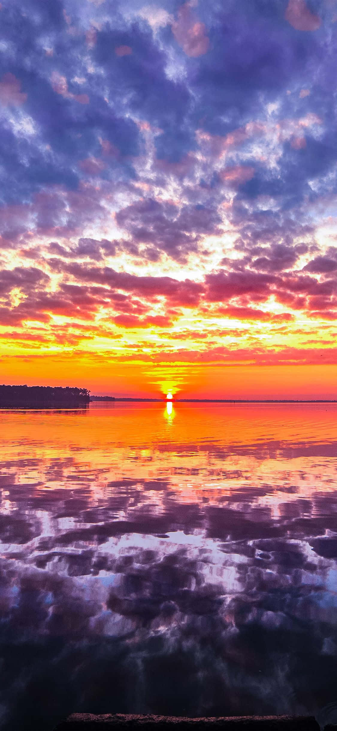 Lumabas sa hustling city life at i-experience ang kagandahan ng sunset beach kasama ang iyong iPhone Wallpaper