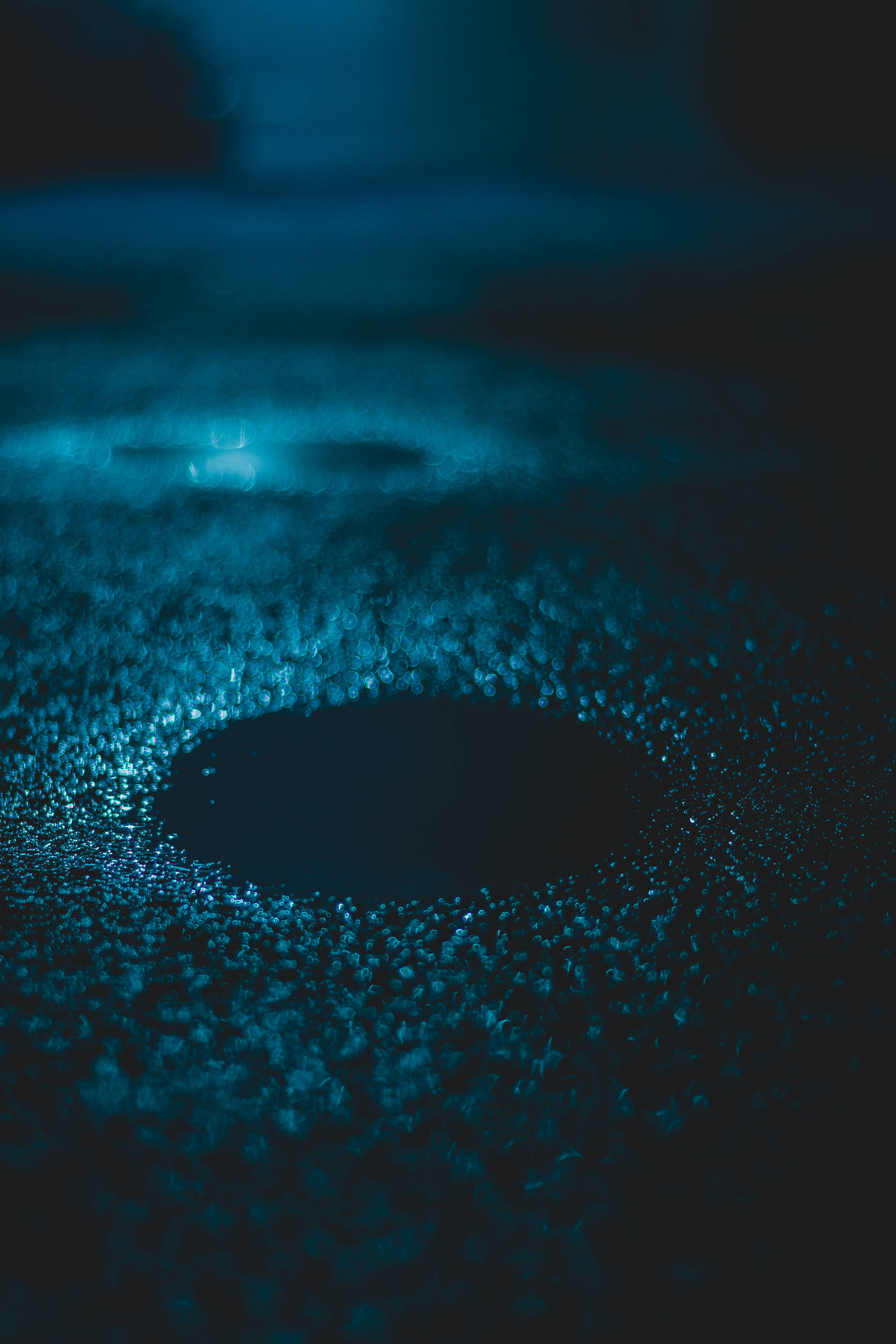 Luntiang Asul na Tubig-ulan na Puddle Wallpaper