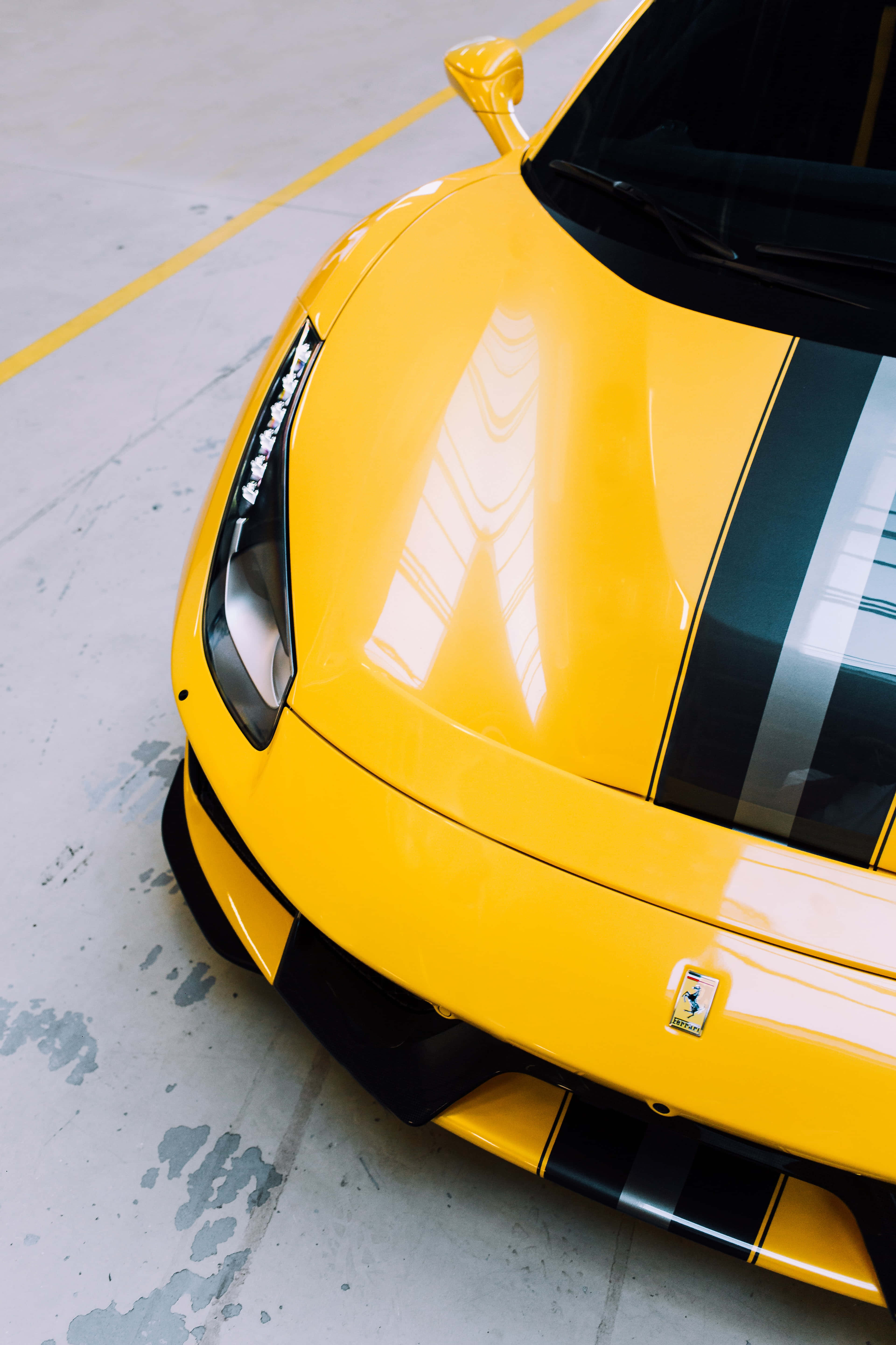 Luho ng Karangyaan: Isang Eleganteng Ferrari sa Isang Bukas na Daan Wallpaper