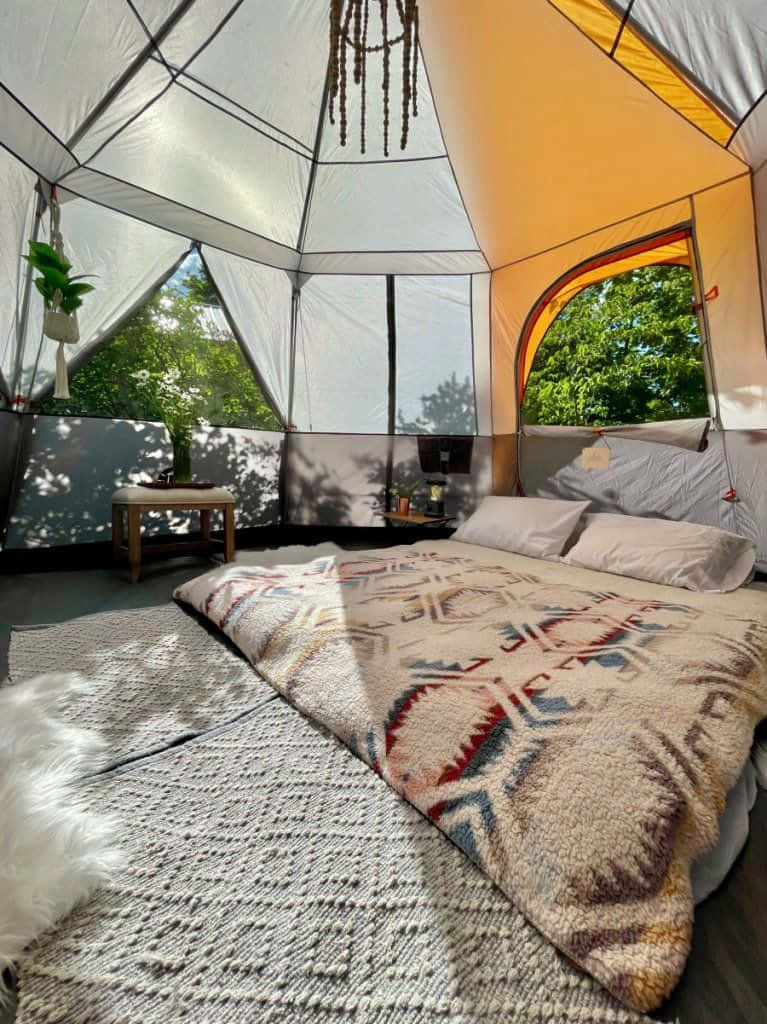 Maaliwalang Winter Camping Experience sa Ilalim ng Maluwalang Gabi Wallpaper
