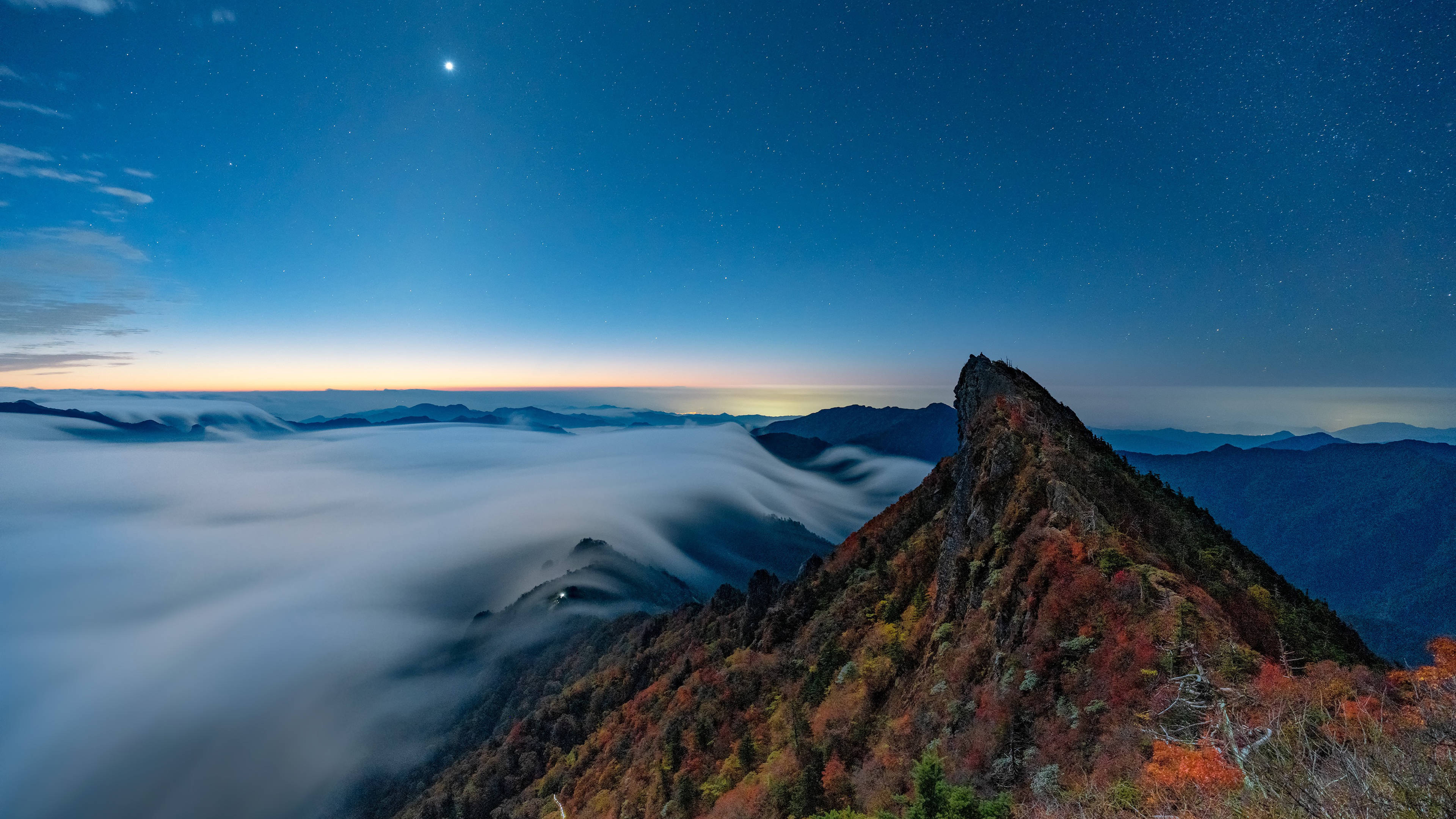 Maaliwalas na Kalangitan ng Bundok Ishizuchi Wallpaper