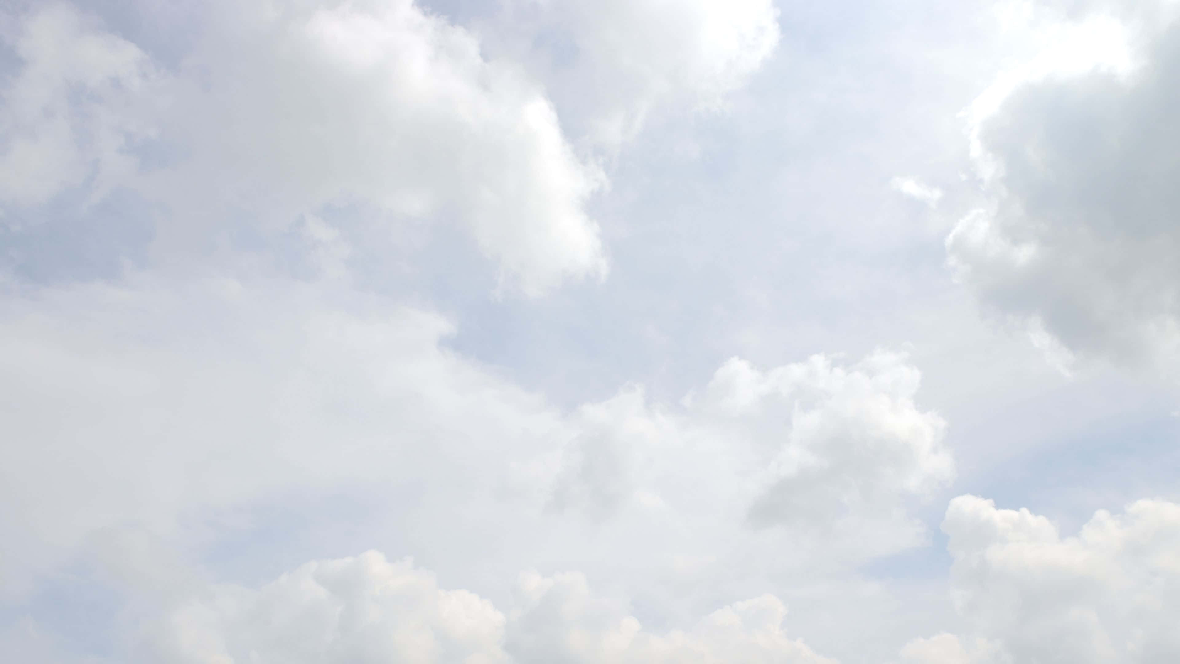 Maaliwalas na Langit na Puno ng Ulap Wallpaper
