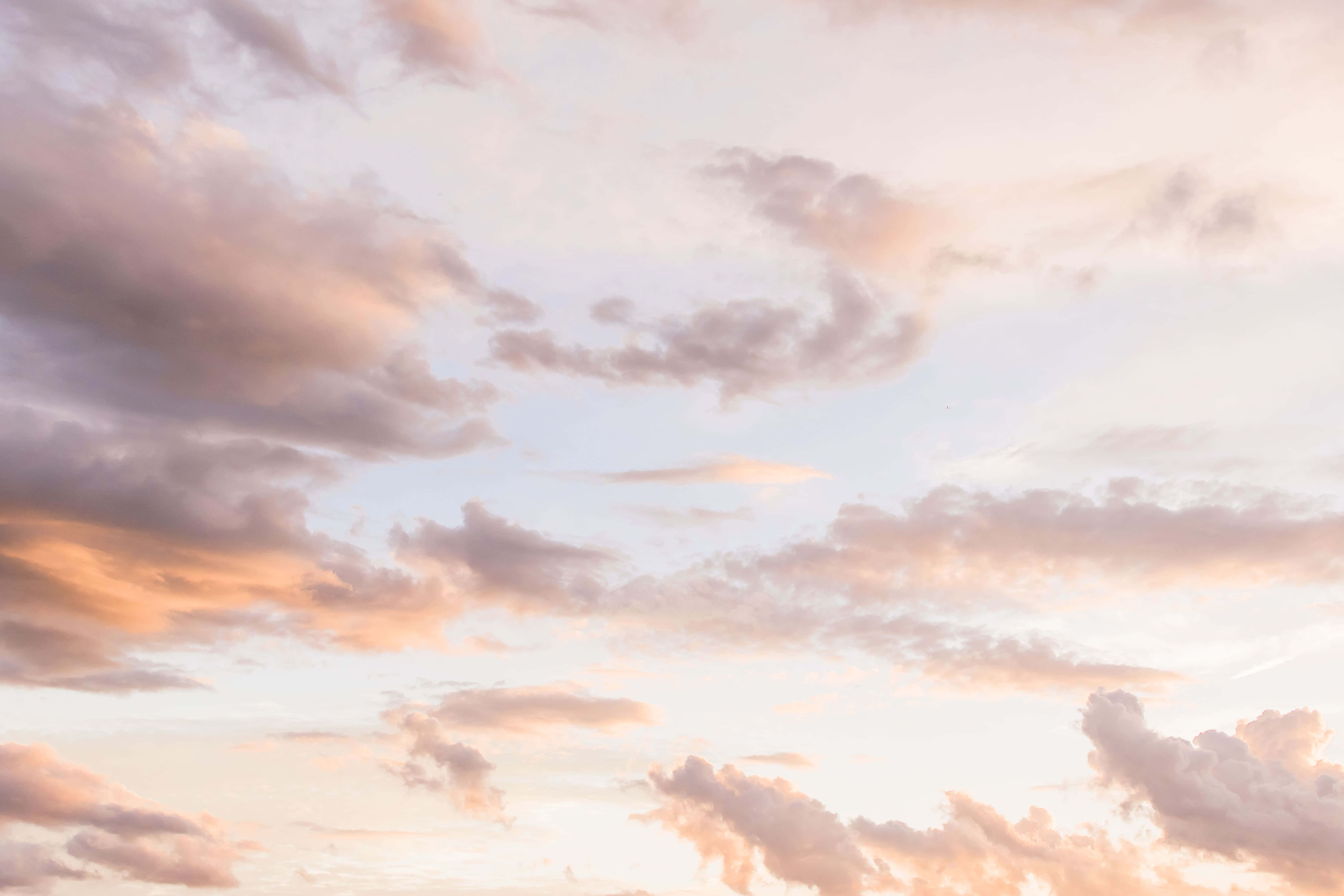 Maaliwalas na Langit na May Maputing Ulap Wallpaper