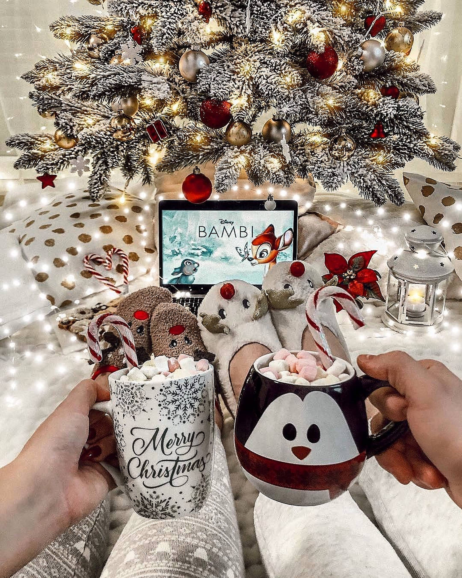 Maaliwalas na Paskong Aesthetic na Medyas na May Disenyong Reindeer Wallpaper