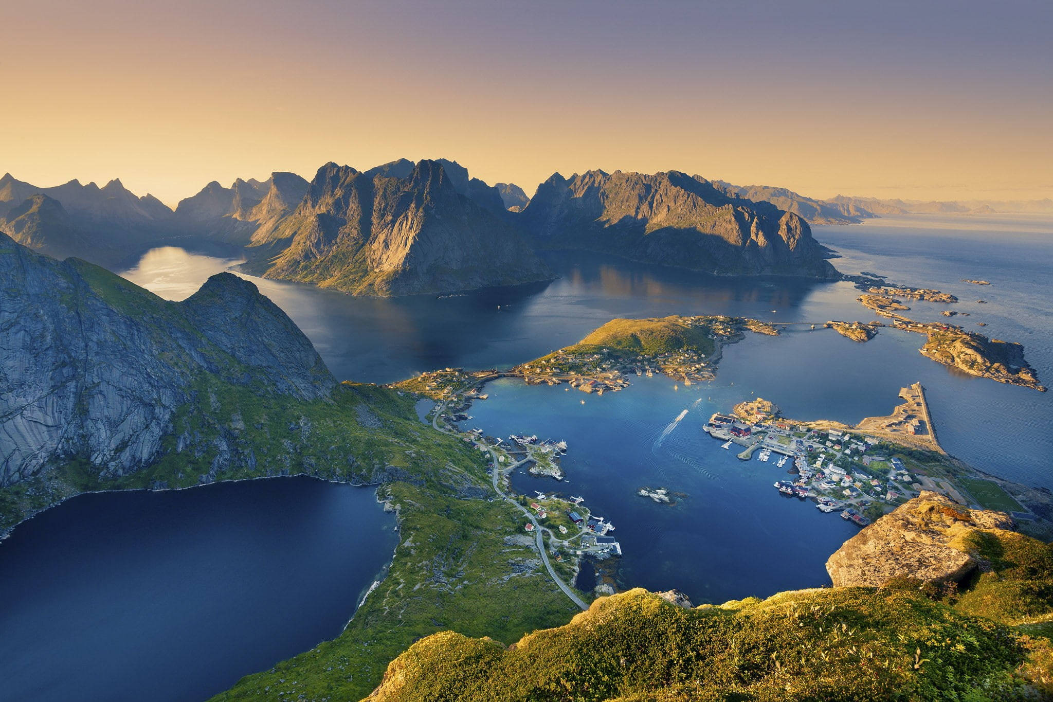 Maaliwan na Kalangitan sa Norway Fjords Wallpaper