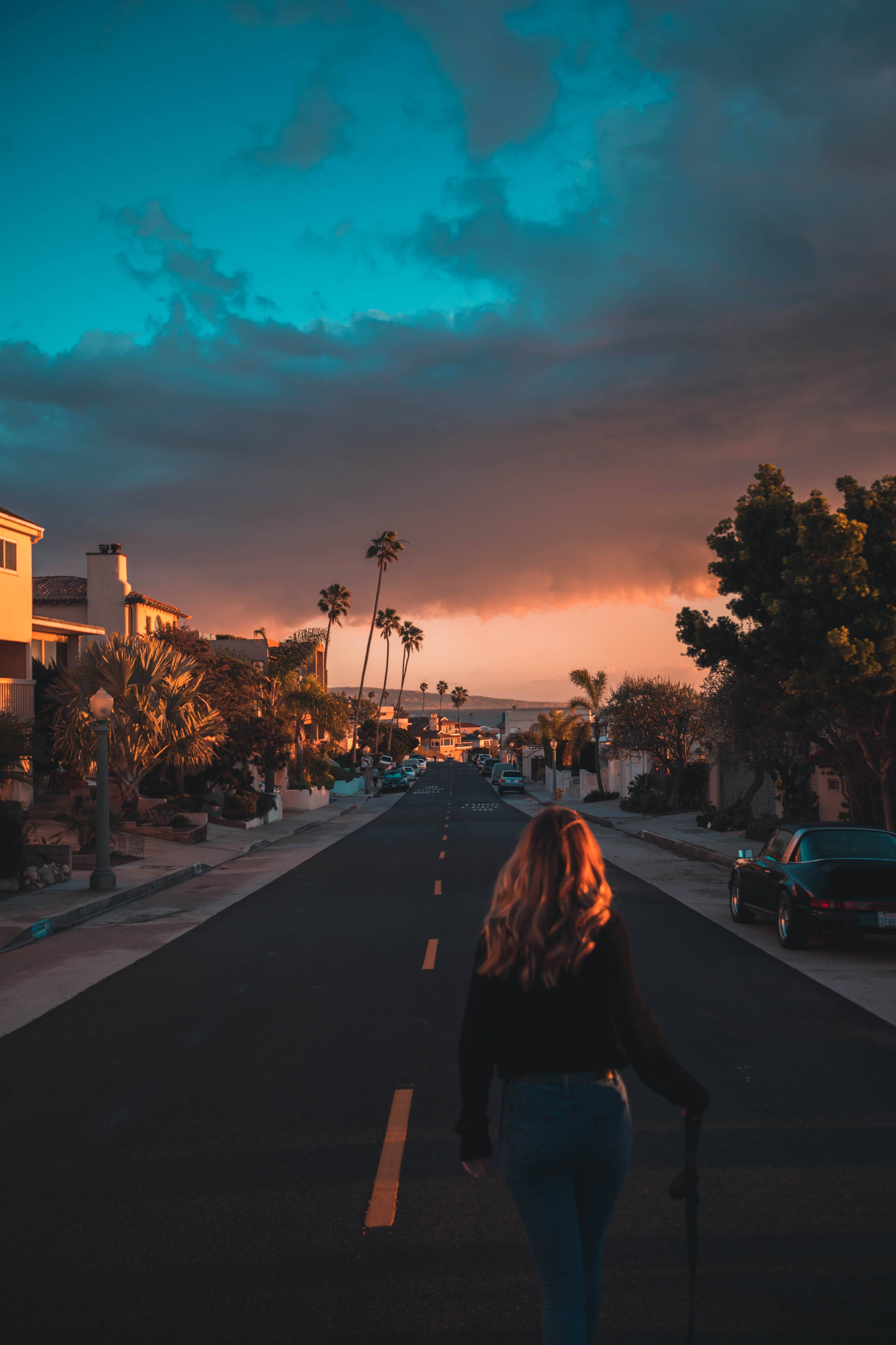 Maalumang Kulay Abo sa Sunset Boulevard Wallpaper