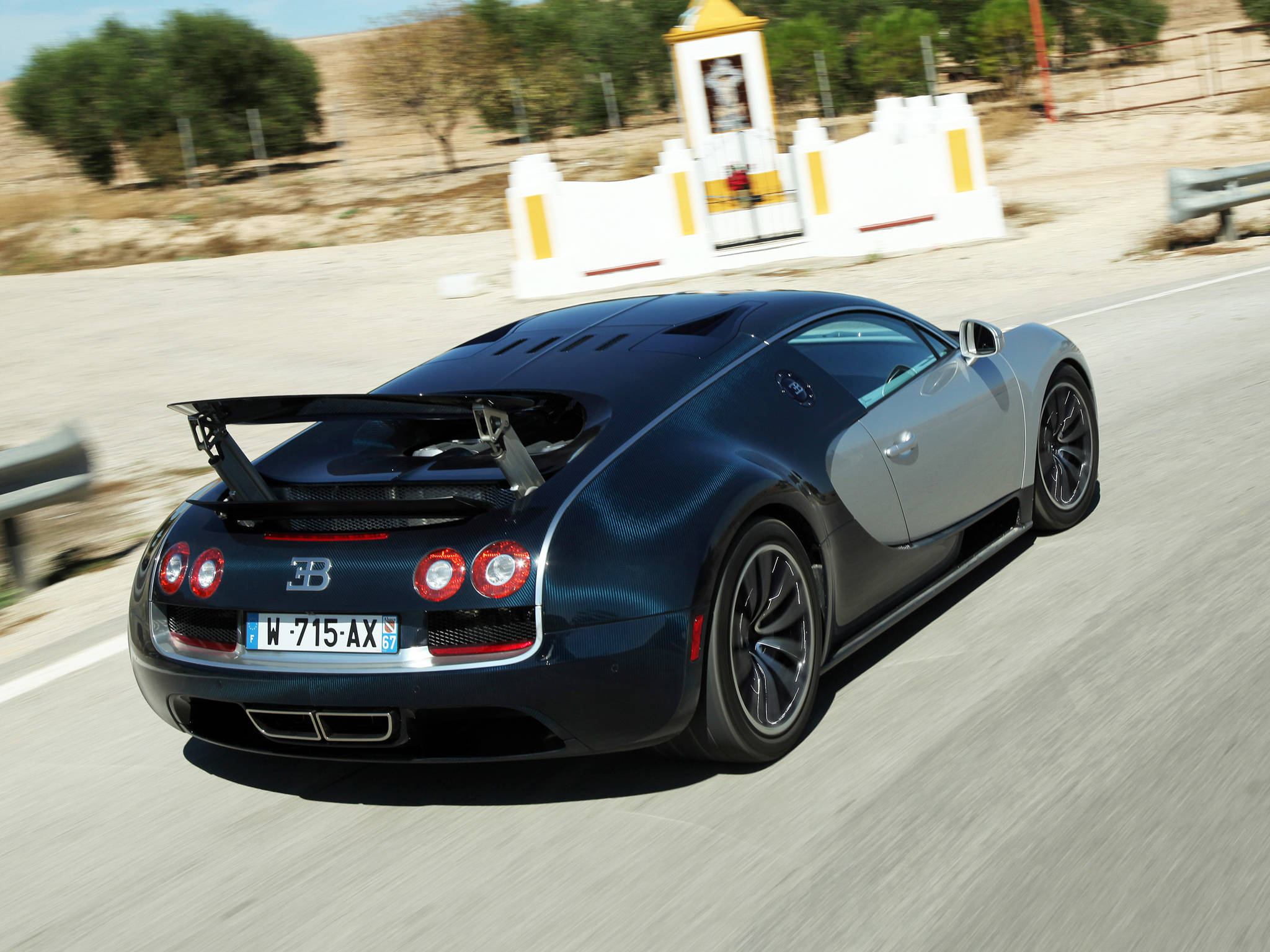Mabilis na Itim na Bugatti Veyron Wallpaper