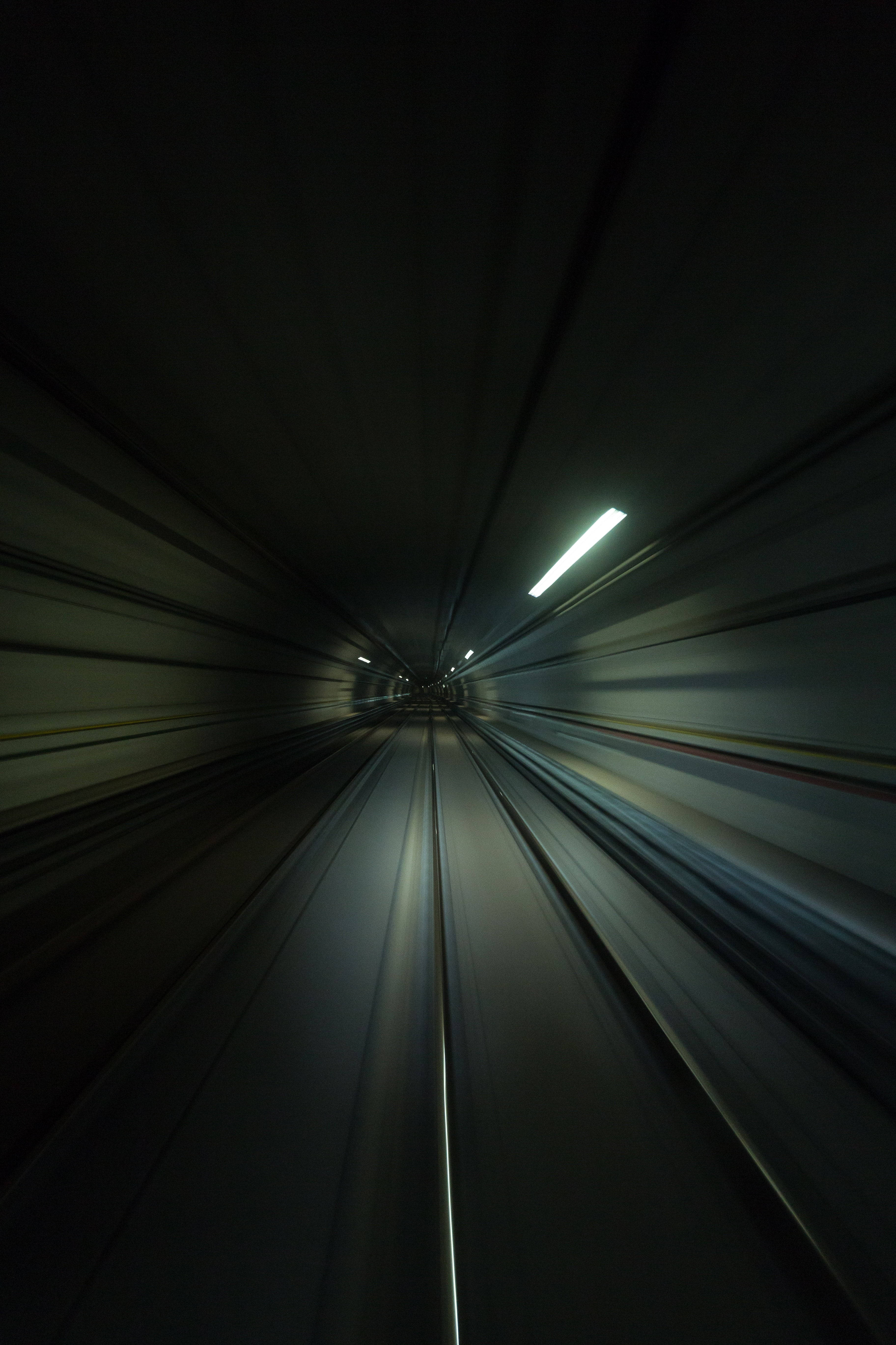 Mabilis na Pagdaan sa Tunnel para sa iPhone Wallpaper