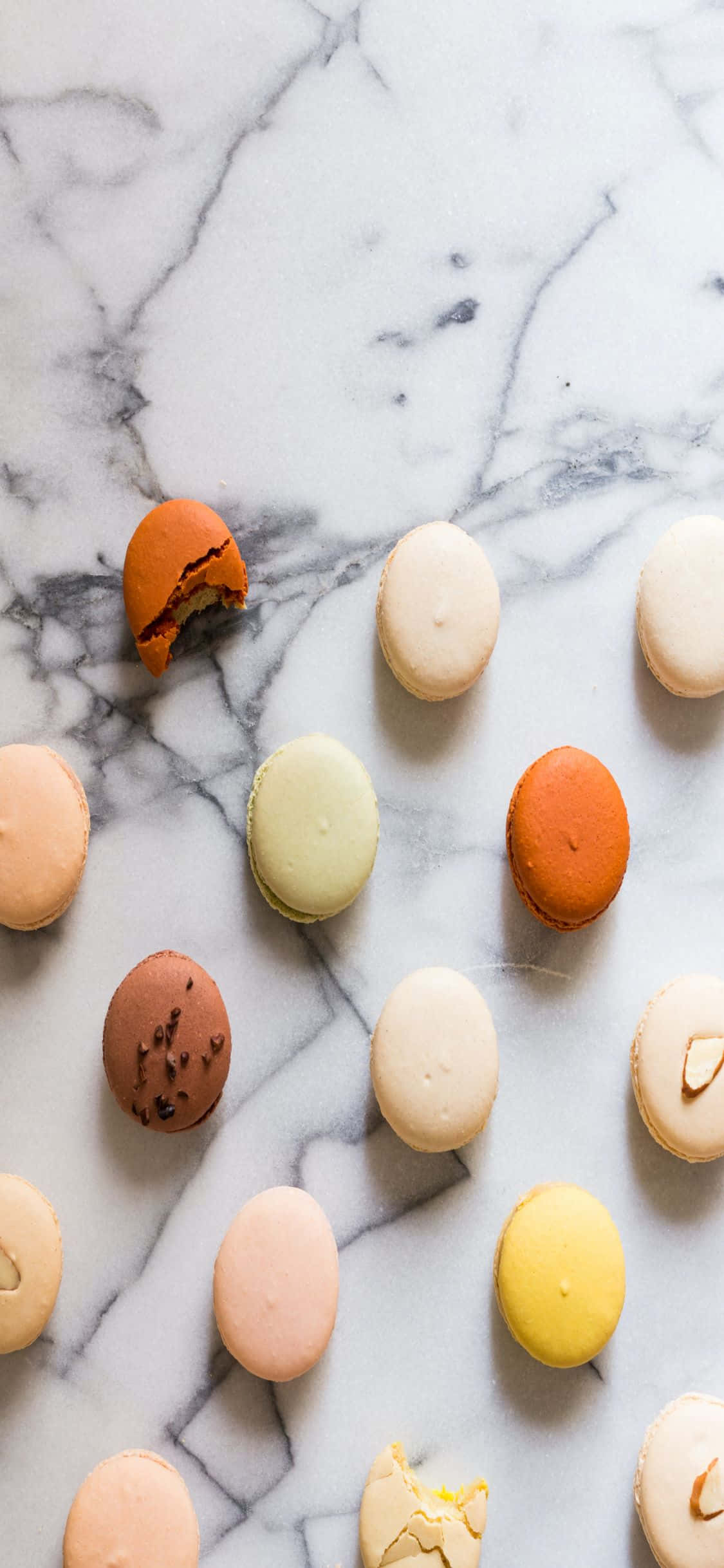 Macaroons sa iPhone X na Marmol na Background Wallpaper