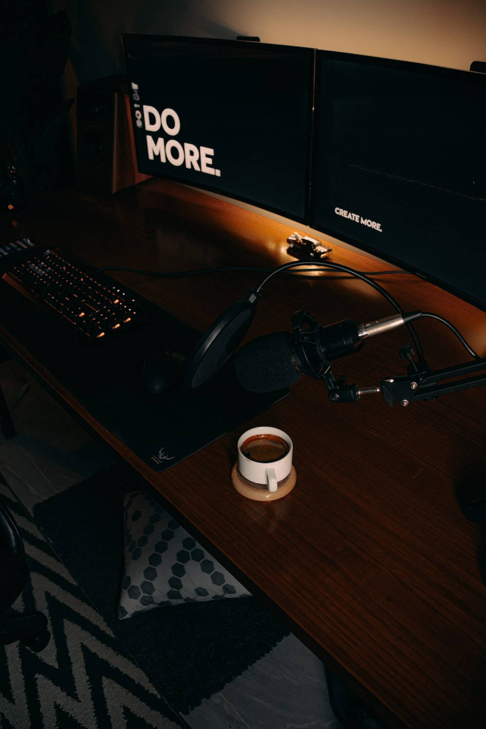 Madilim na Aesthetic na Workspace para sa iPhone Wallpaper