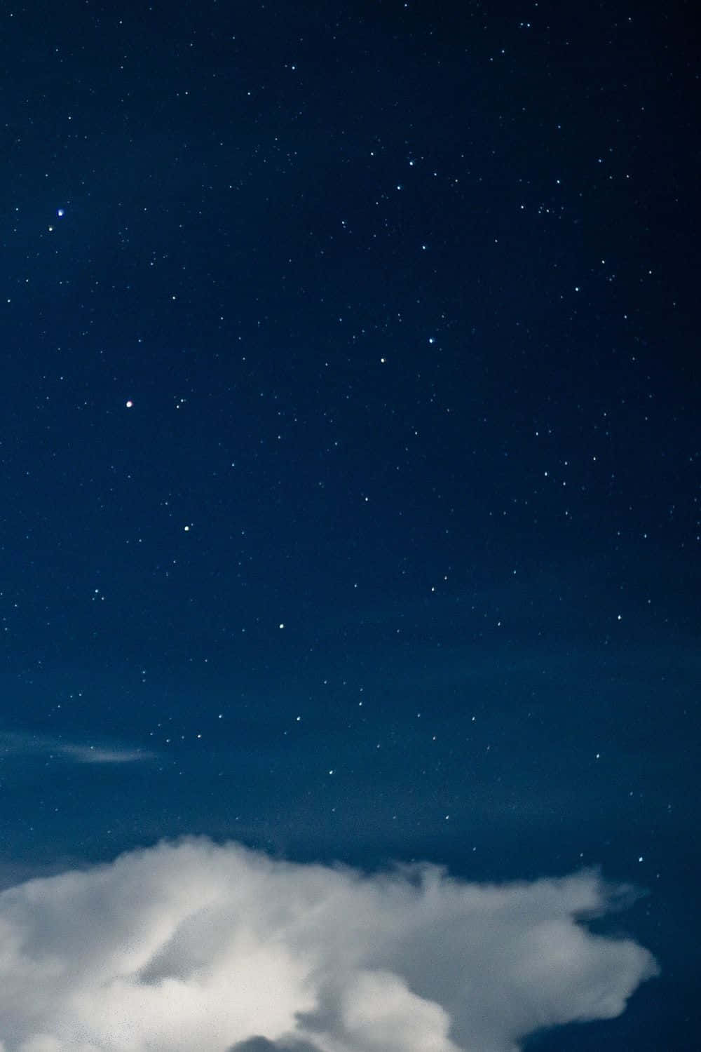 Madilim na Asul na Bituin at Puting Ulap Wallpaper