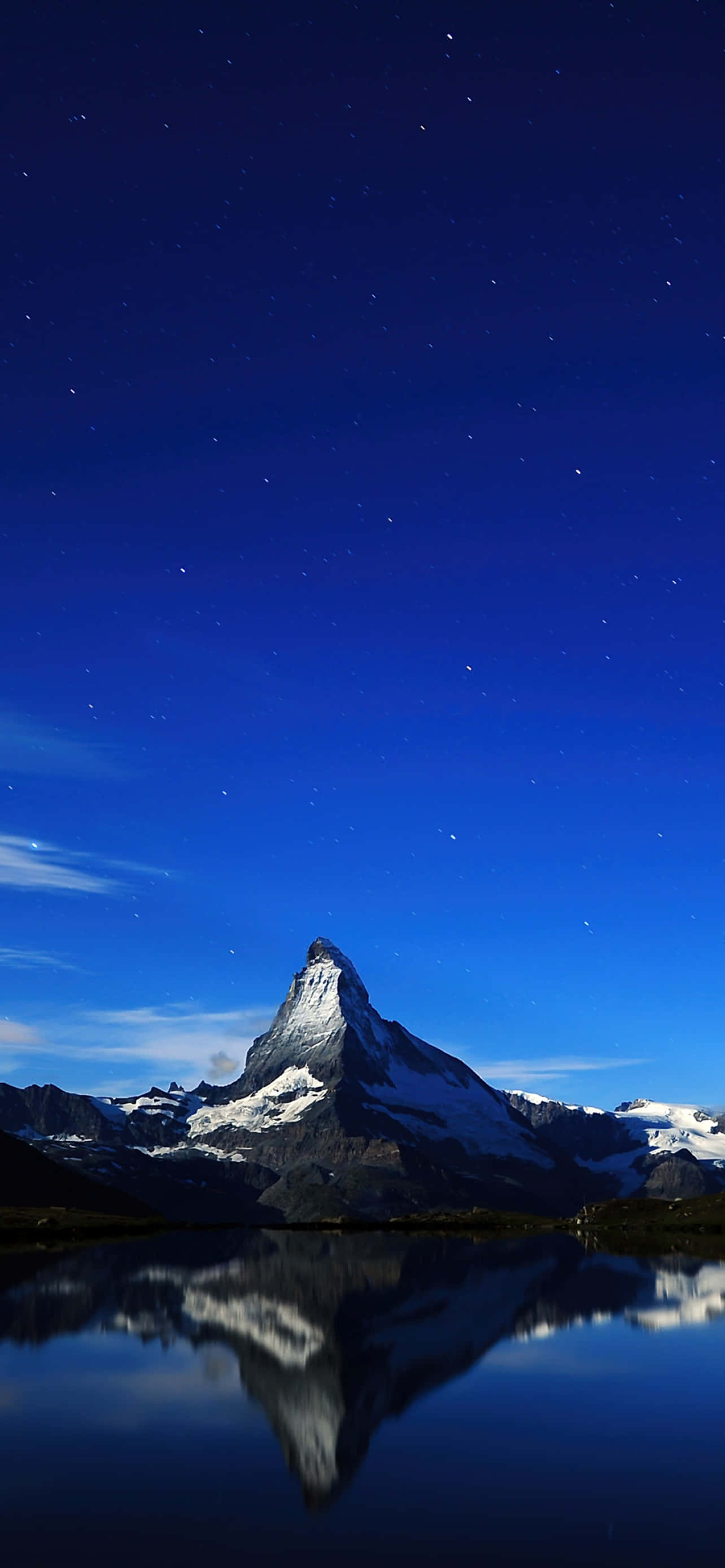 Madilim na Asul na Kalangitan na Puno ng Bituin sa Ibabaw ng Matterhorn Wallpaper