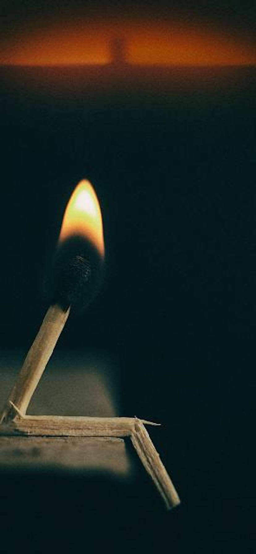 Madilim na iPhone Fire Match Wallpaper
