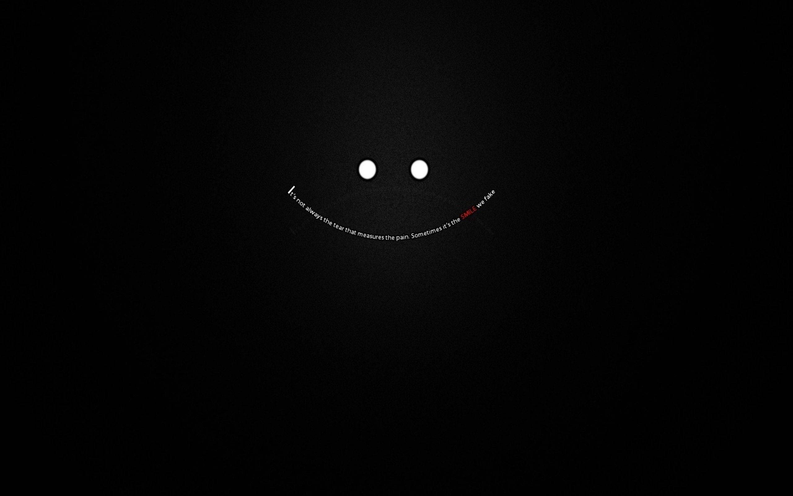 Madilim na Laptop na may Nakangiting Emoji at Quotes Wallpaper