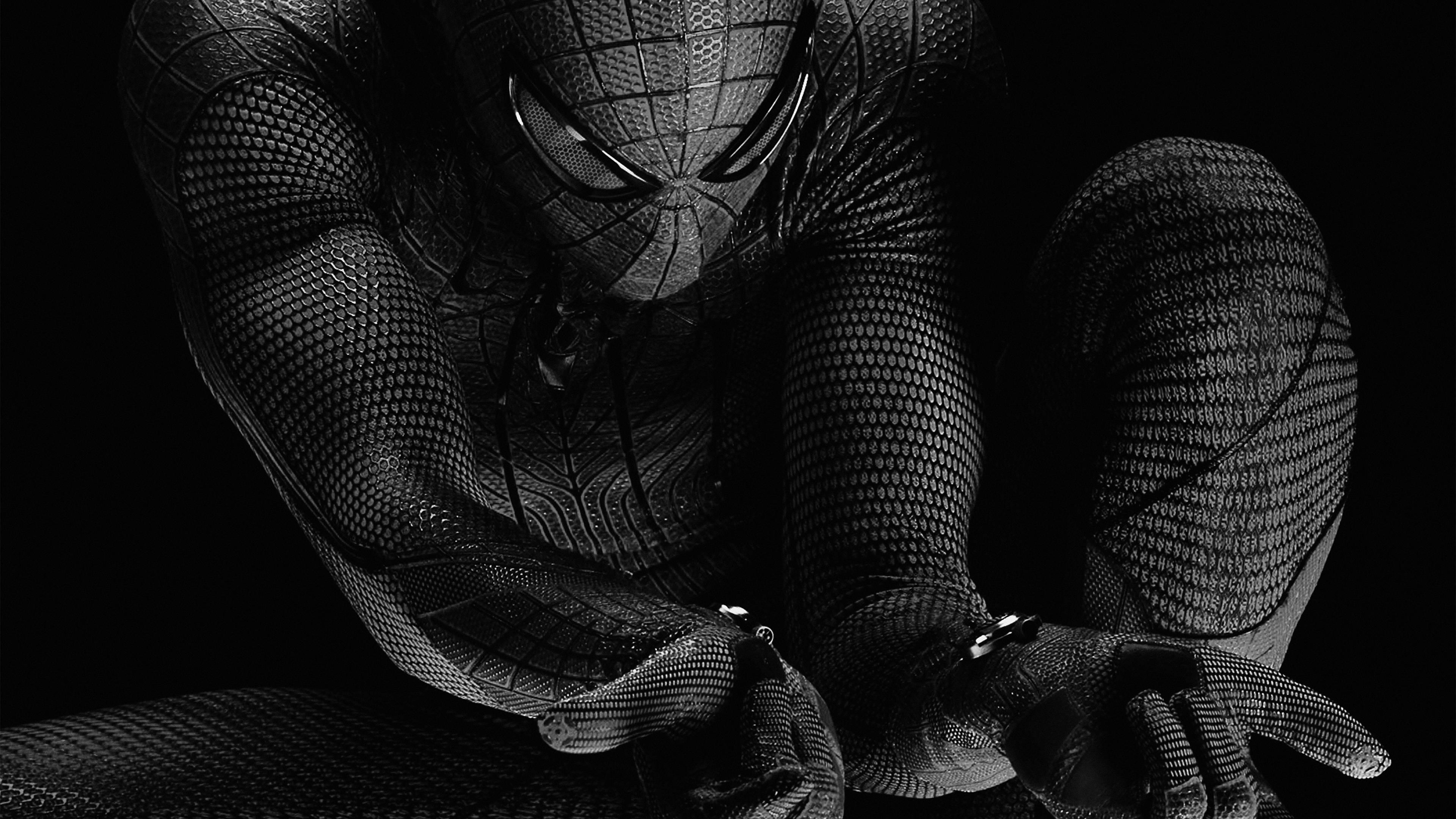 Madilim na Laptop na may Tema ng Spider-Man Wallpaper