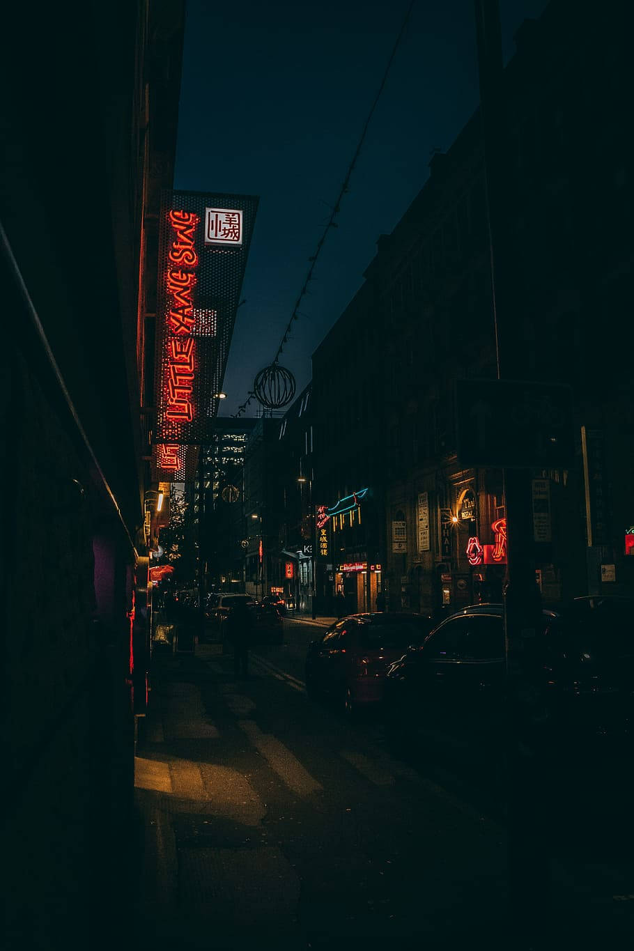 Madilim na Lungsod na May Neon na Ilaw sa Kalye Wallpaper