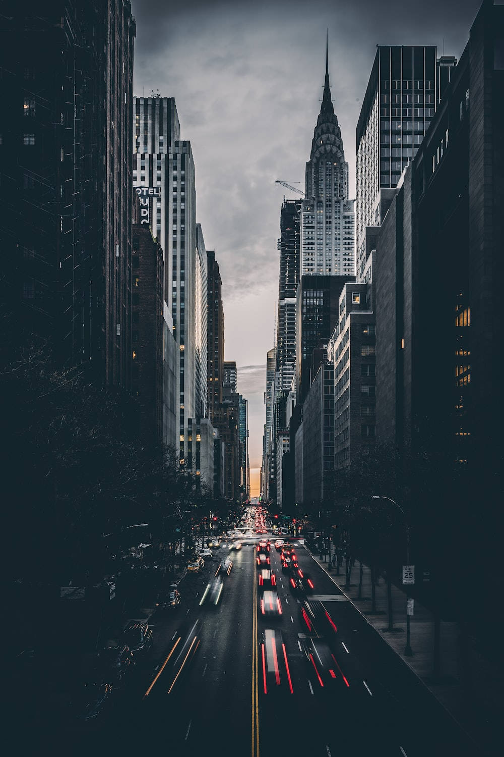 Madilim na Mga Gusali para sa iPhone Wallpaper