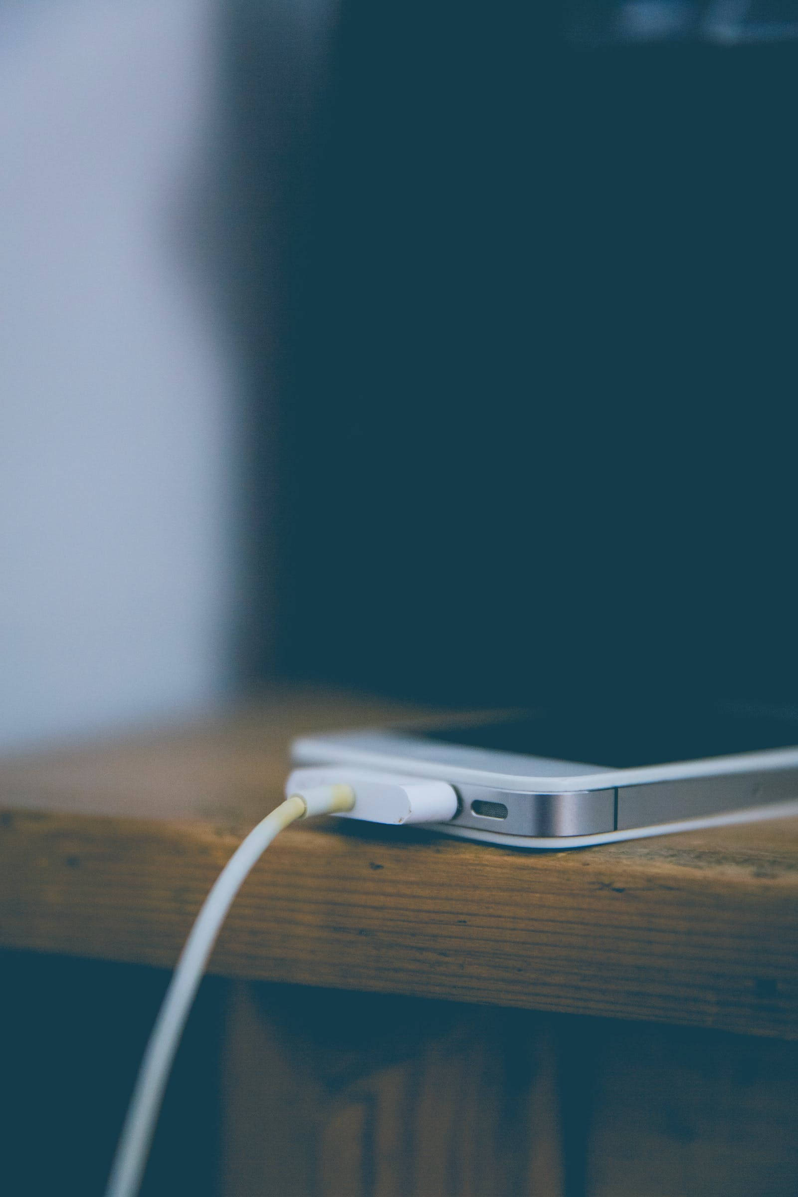 Madilim na Nagcha-charge na iPhone 4 Wallpaper