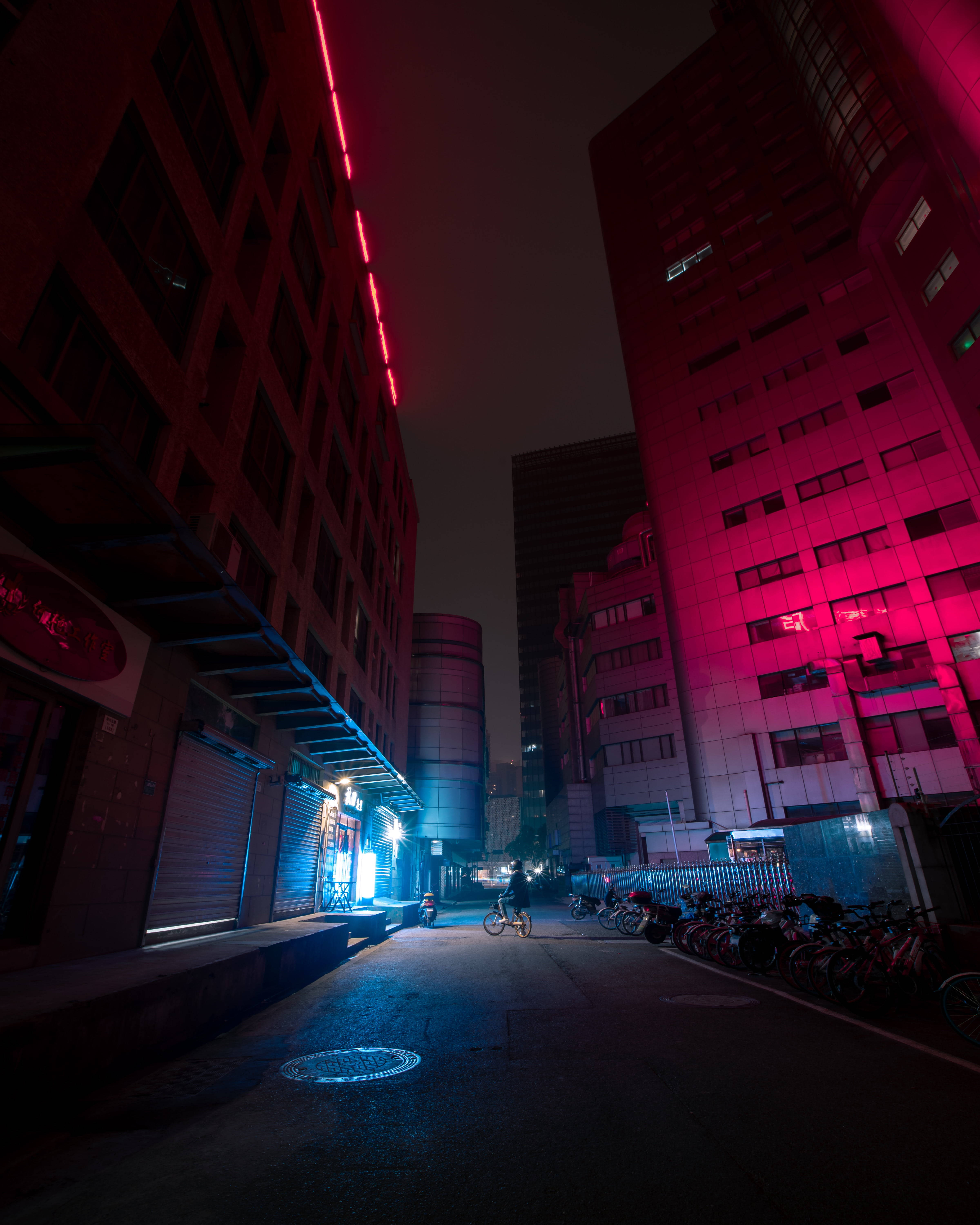 Madilim na Neon na Kalye na may mga Bisikleta Wallpaper
