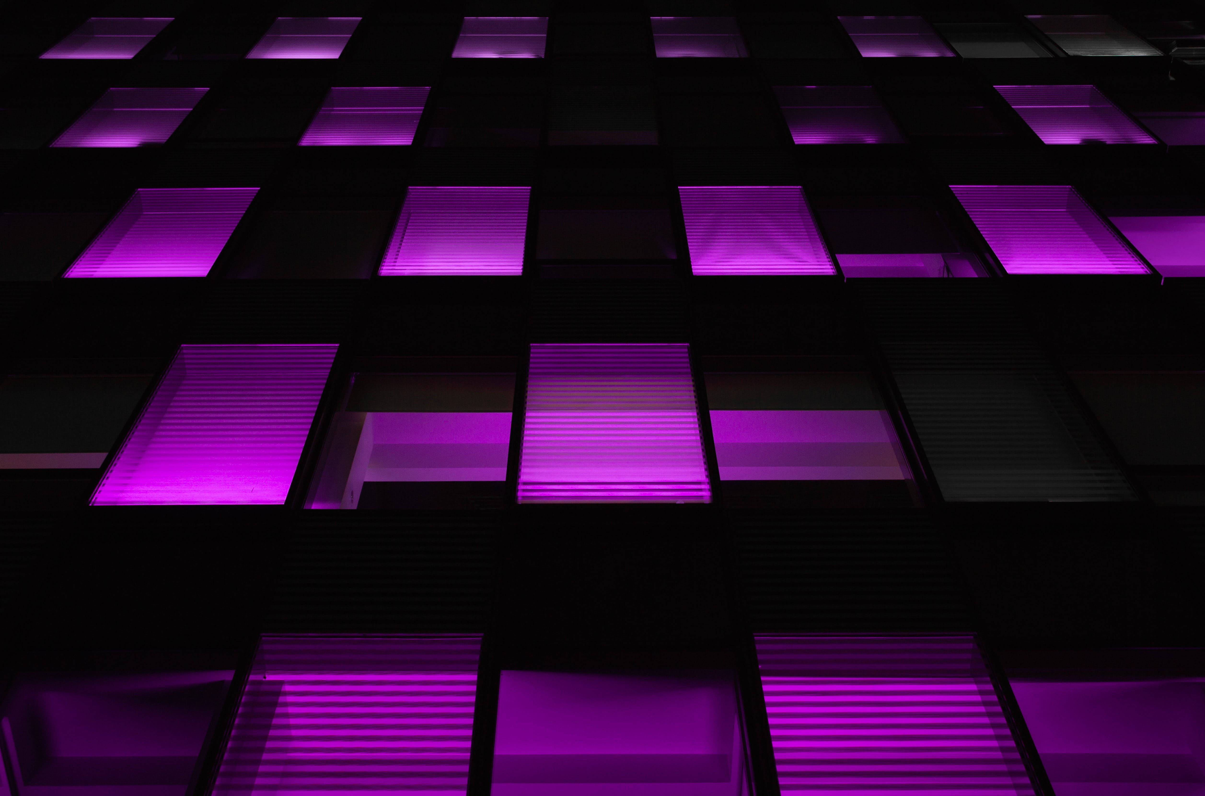Madilim na Neon Purple na Mga Parisukat Wallpaper