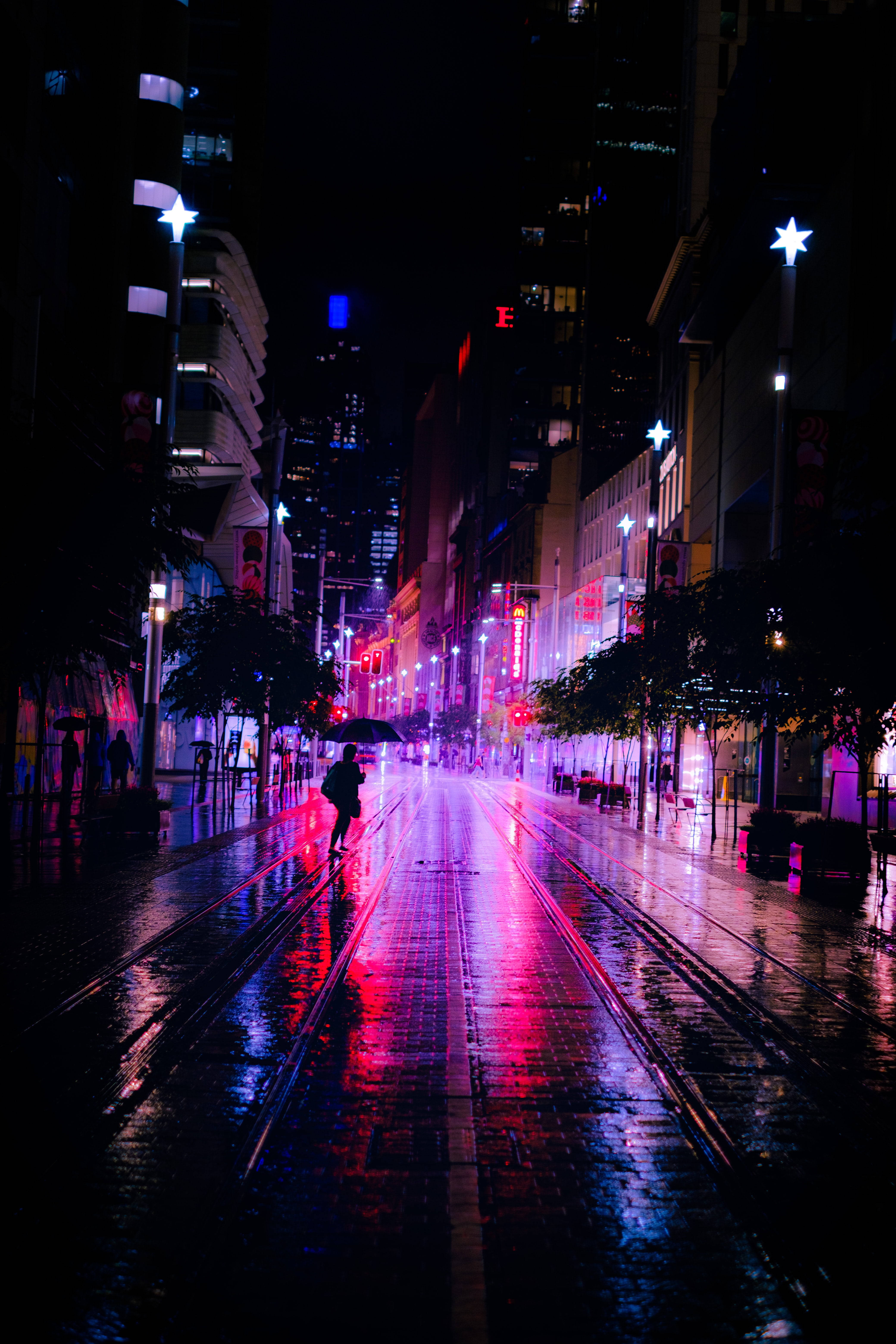 Madilim na Neon na Lungsod sa Ulan Wallpaper