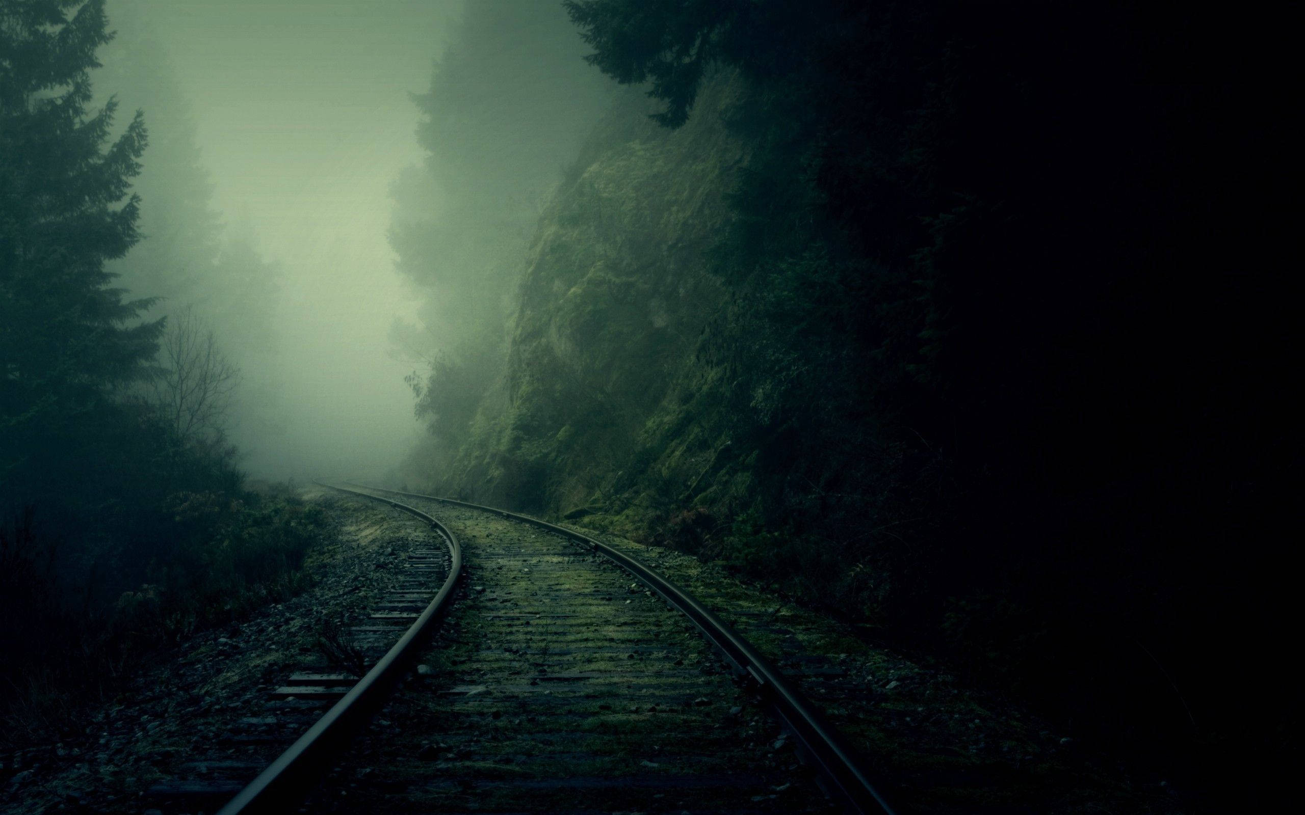 Madilim na Riles ng Tren na May Magandang Madilim na Background Wallpaper