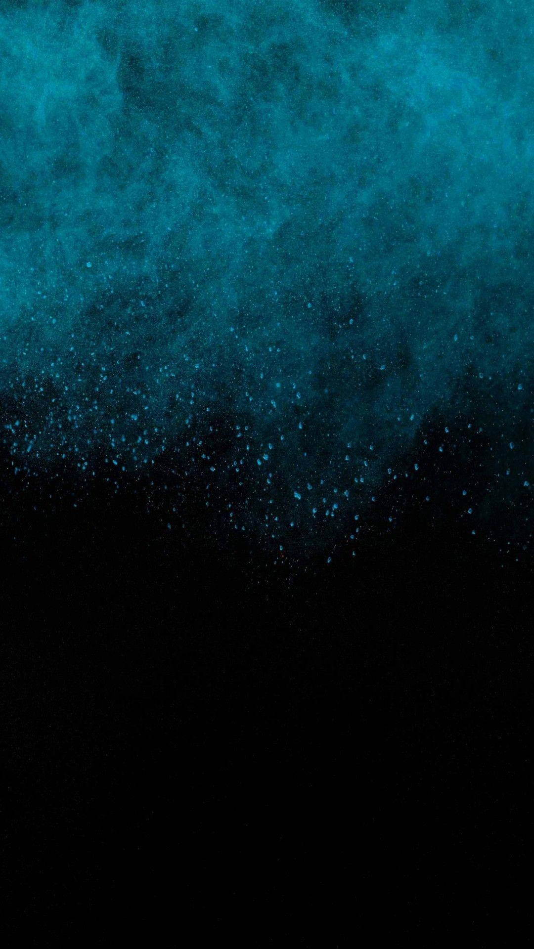 Madilim na Telepono na May Malabong Asul na Ulap Wallpaper