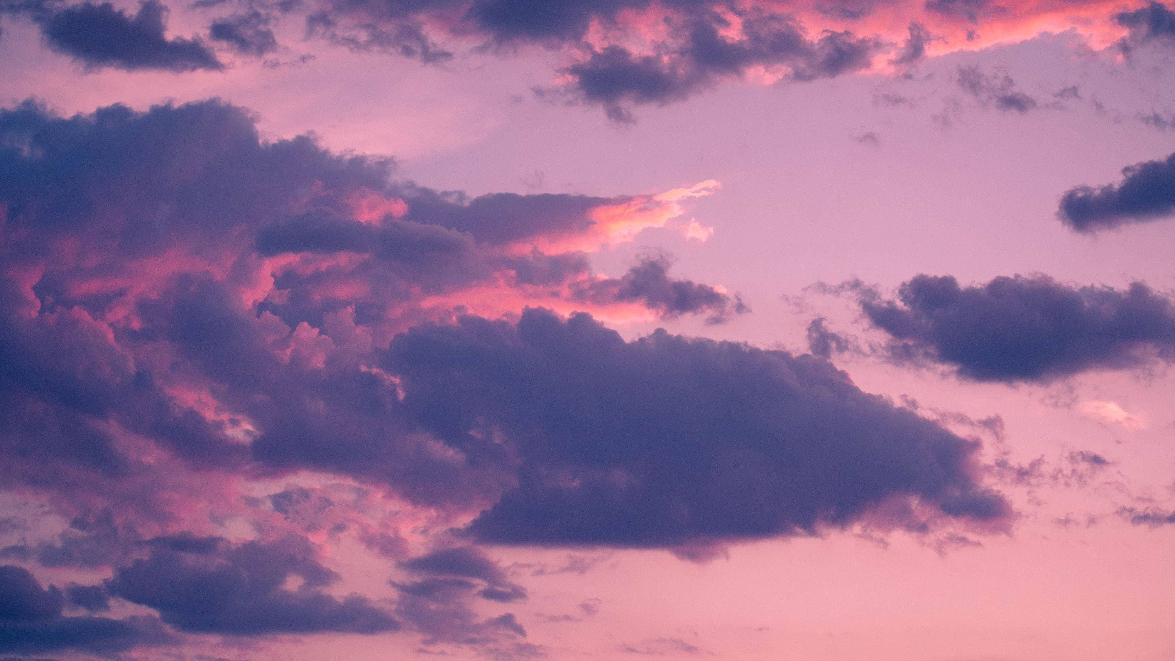 Madilim na Ulap na may Rosas na Langit Aesthetic Mac Wallpaper