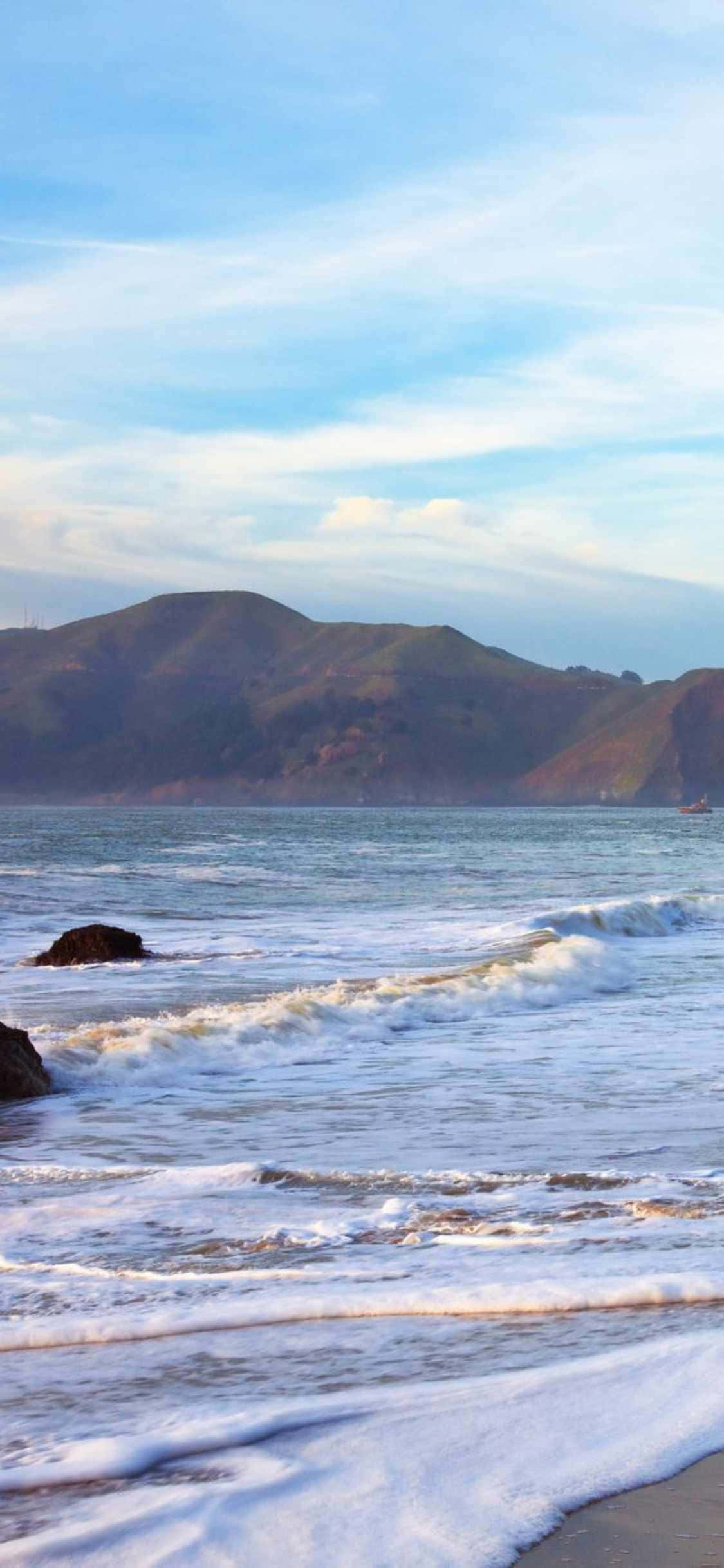 Mag-enjoy ng araw sa Malibu kasama ang iyong iPhone Xs Wallpaper