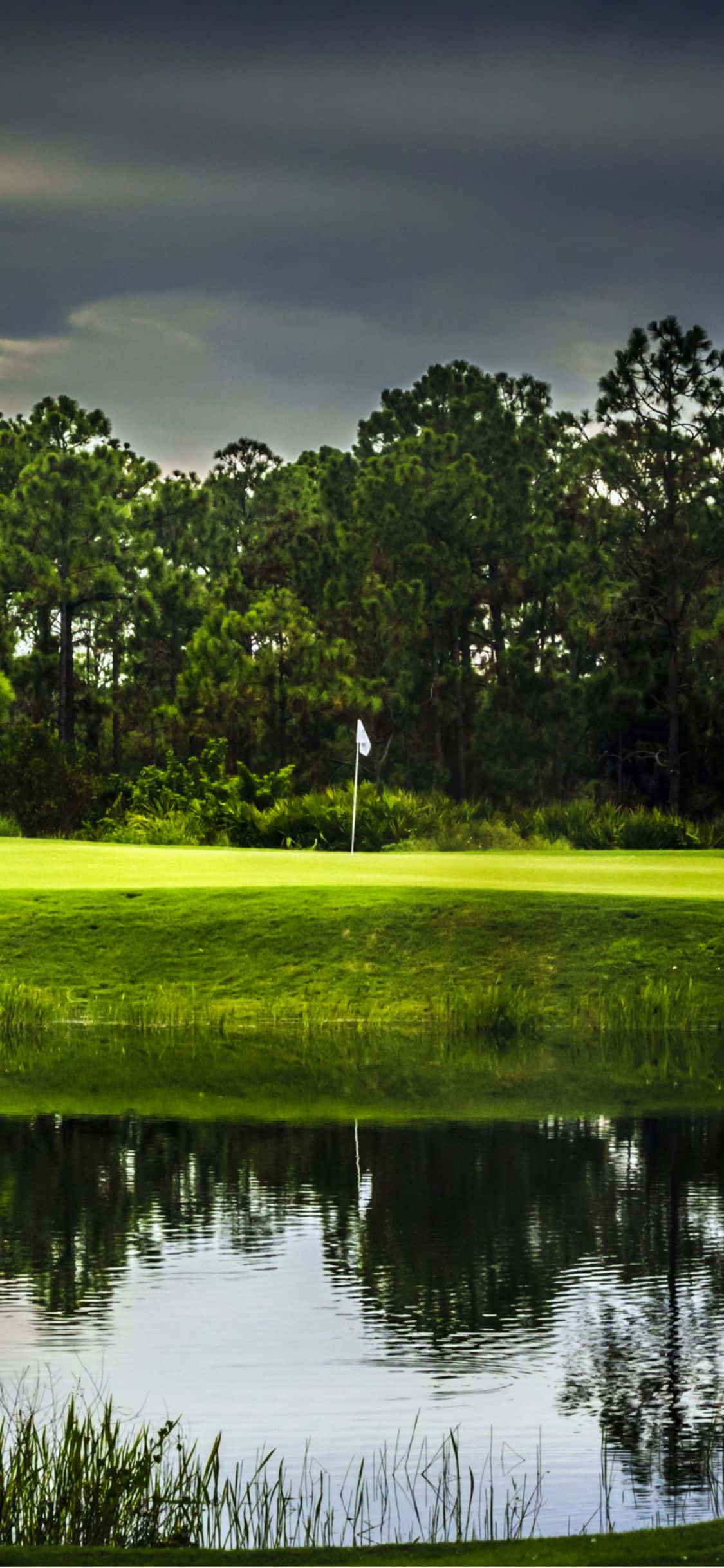 Mag-enjoy ng isang round ng golf laban sa magandang tanawin Wallpaper