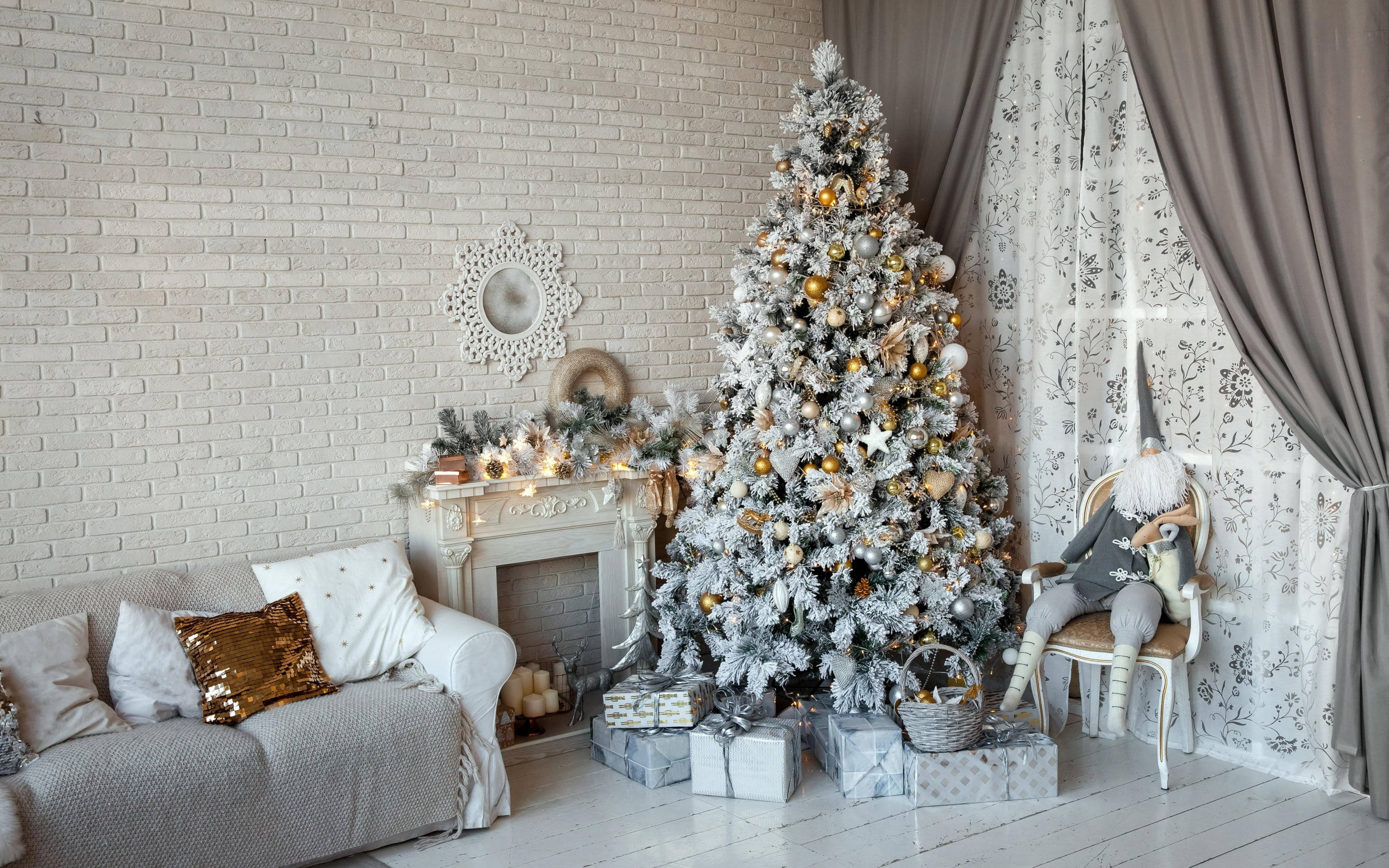 Magandang Christmas Room na May Puting Dekorasyon Wallpaper