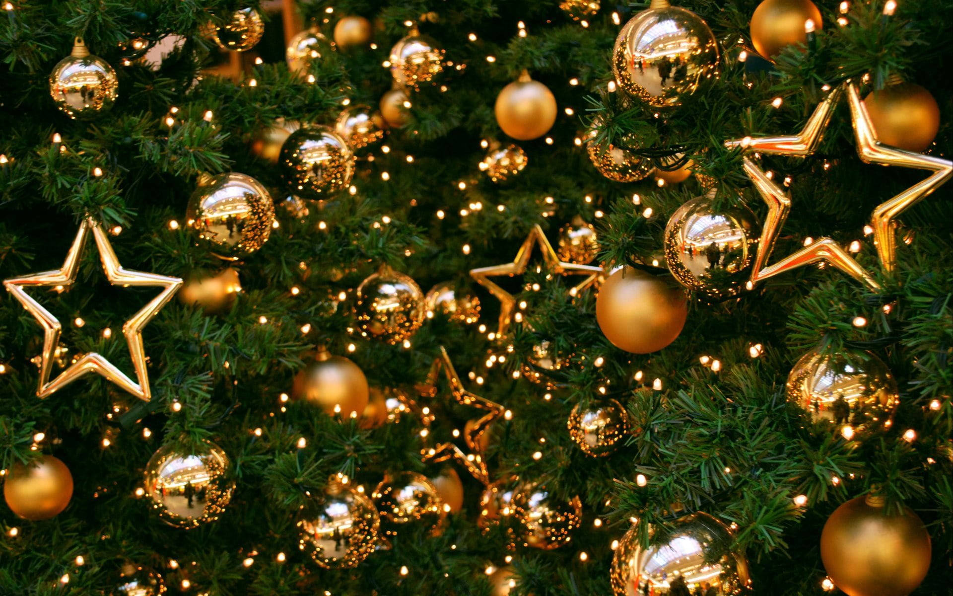 Magandang Christmas Tree na May Gintong Dekorasyon Wallpaper