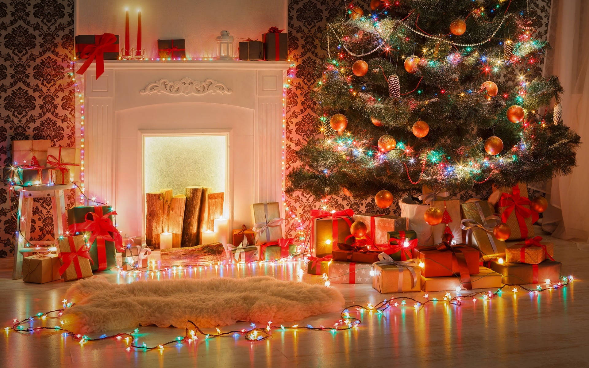 Magandang Christmas Tree na May Makukulay na Ilaw Wallpaper
